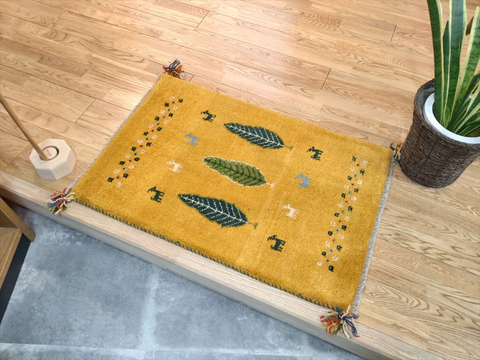 ペルシャ ギャッベ 玄関 88×60 茜色 桃色 生命の木 実 夏の