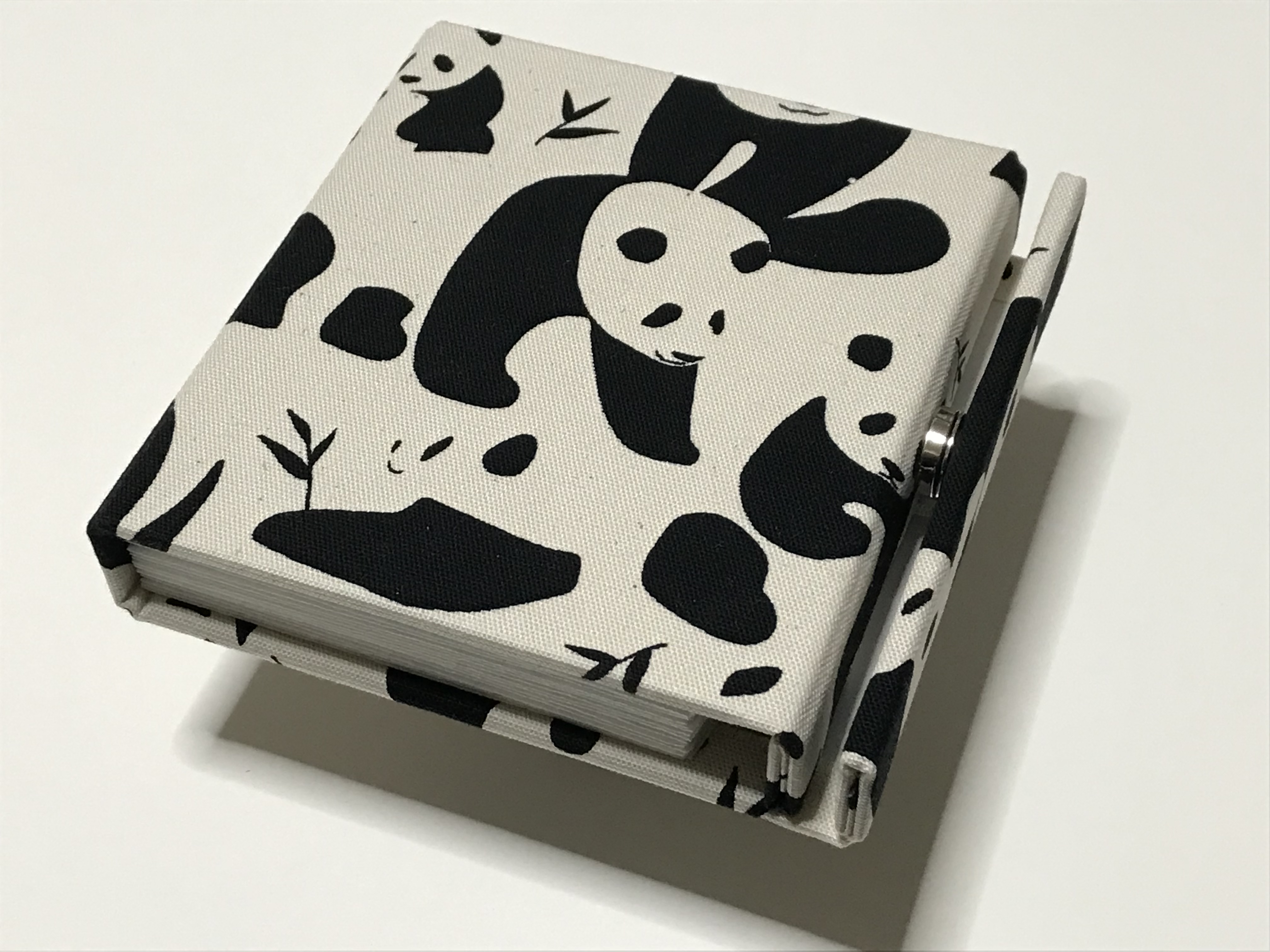 ブック型ライト Shell Light コンパクトに折りたためる明かり 笹好きパンダ 生成り Iichi ハンドメイド クラフト作品 手仕事品の通販