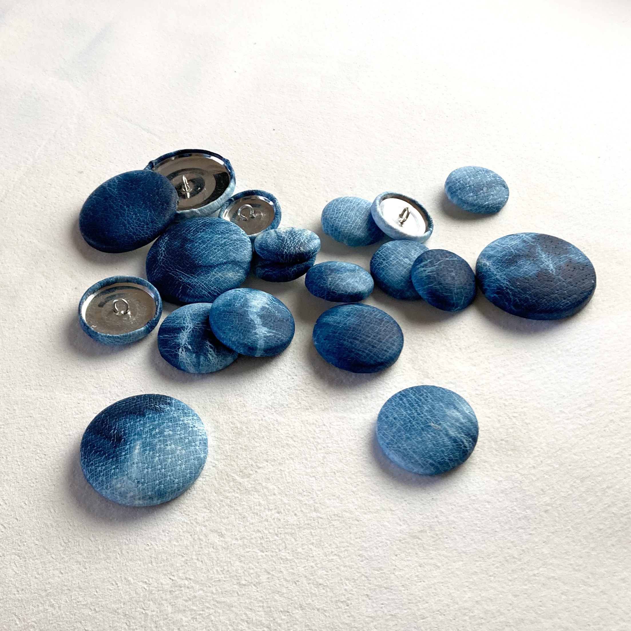 本革 藍染 くるみボタン 38mm Iichi ハンドメイド クラフト作品 手仕事品の通販