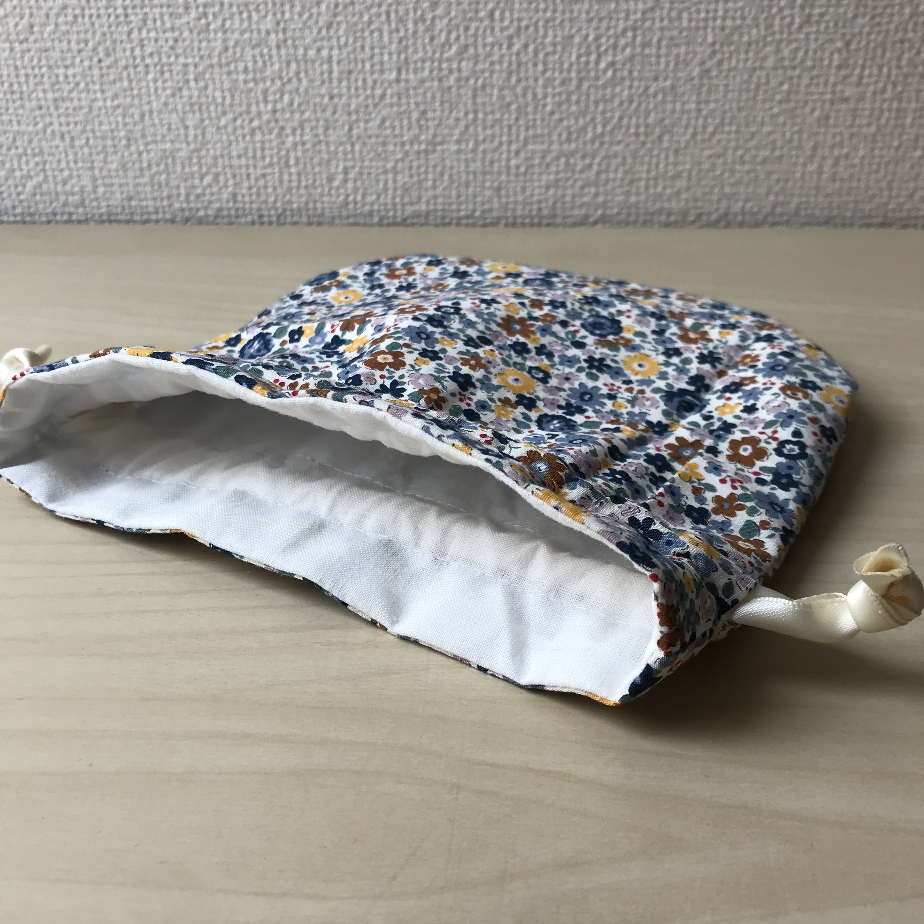 丸い巾着 小物入れ 花柄ネイビー | iichi ハンドメイド・クラフト作品 