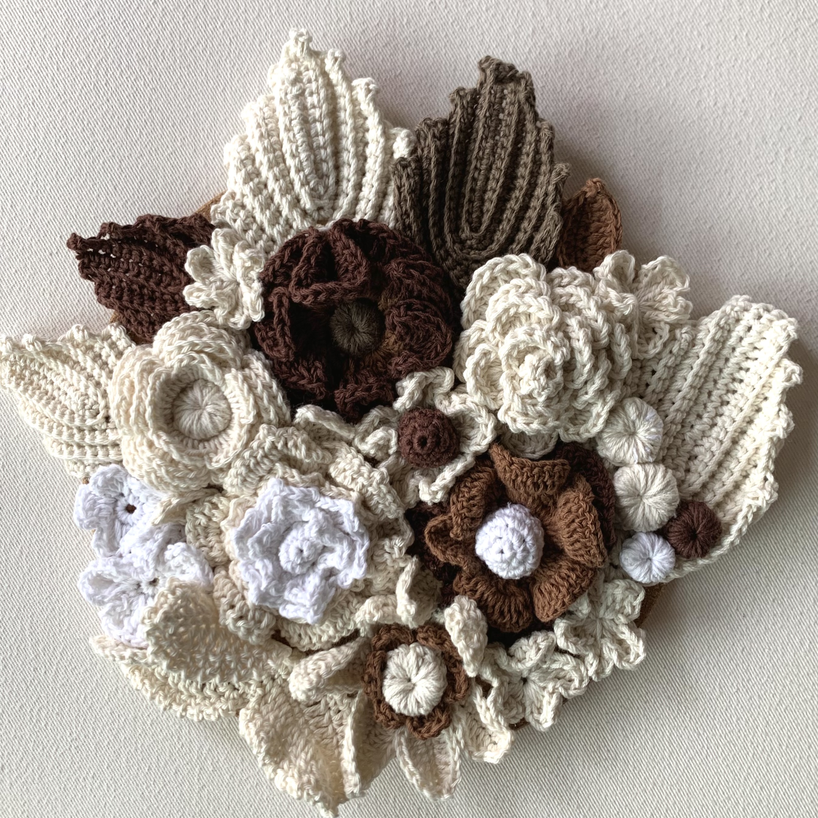 かぎ針編み 花のオーナメント 壁飾り 壁掛け ウォールデコ 刺繍糸 かぎ針編み あみぐるみ 編みぐるみ Iichi ハンドメイド クラフト作品 手仕事品の通販