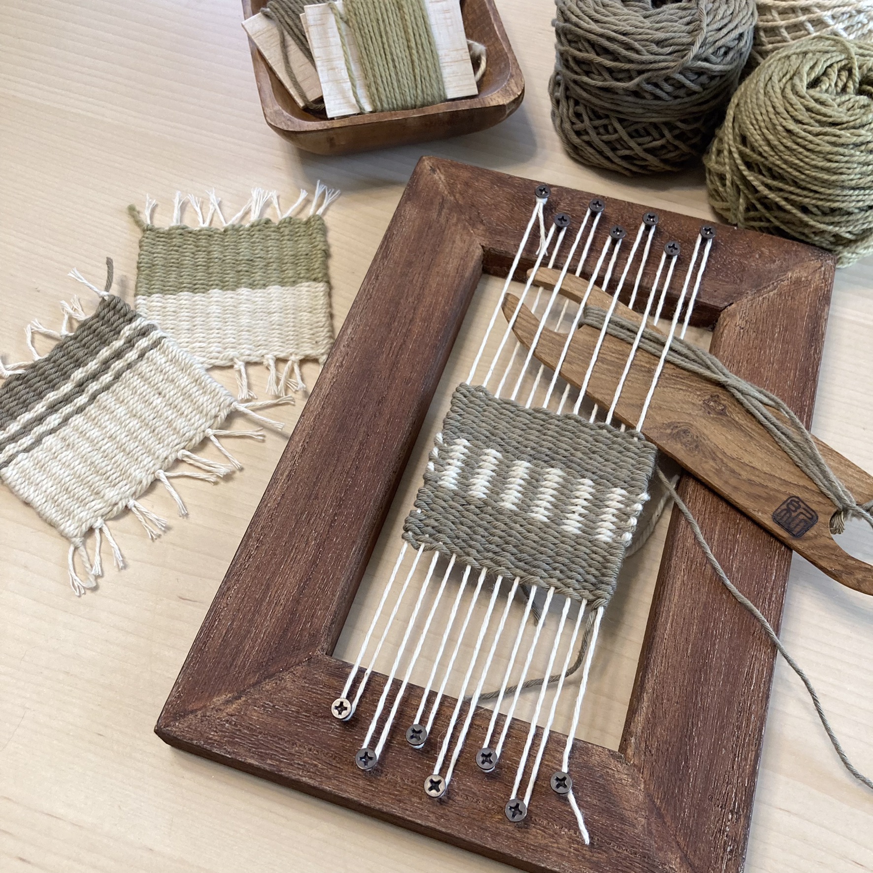 木枠織りキット 草木染め糸で織る基本のミニコースター Iichi ハンドメイド クラフト作品 手仕事品の通販