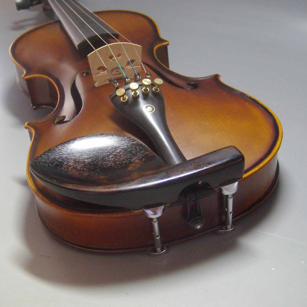 ピンクアイボリー　バイオリン顎当て　ガルネリ型