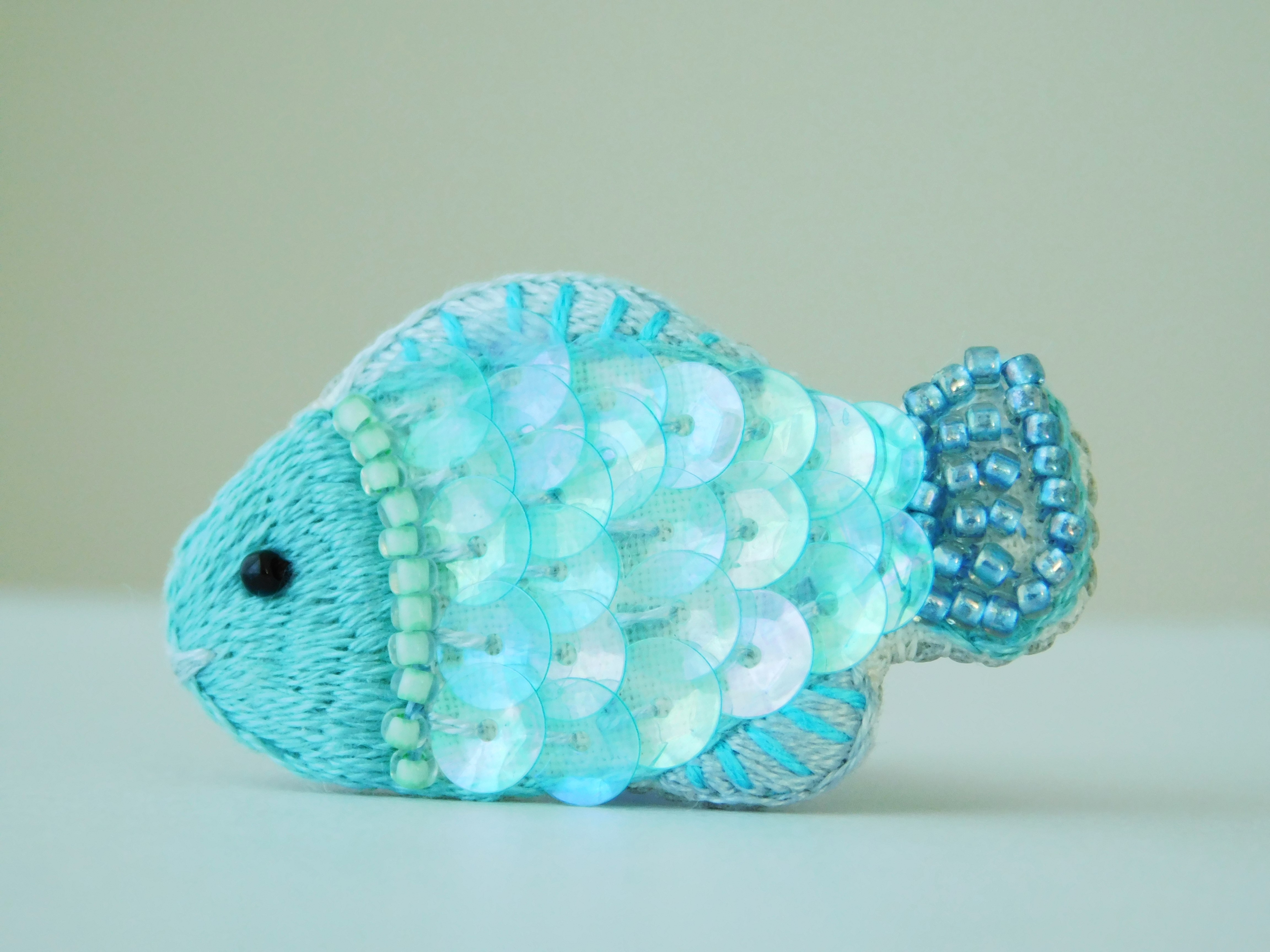 キラキラ鱗の青いお魚 刺繍ブローチ 受注製作 Iichi ハンドメイド クラフト作品 手仕事品の通販