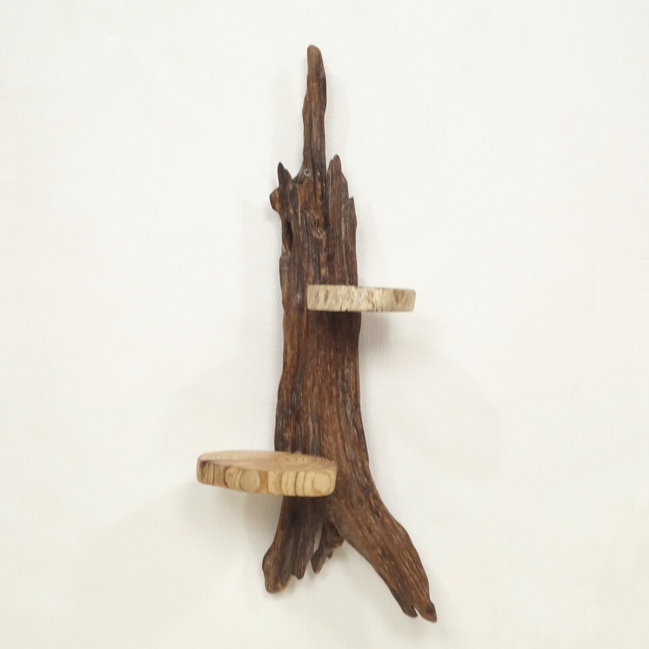 温泉流木 個性的な流木と丸太流木の壁付け飾り棚002タワーのような美しい流木 壁掛け棚 ウォールラック 流木インテリア Iichi ハンドメイド クラフト作品 手仕事品の通販