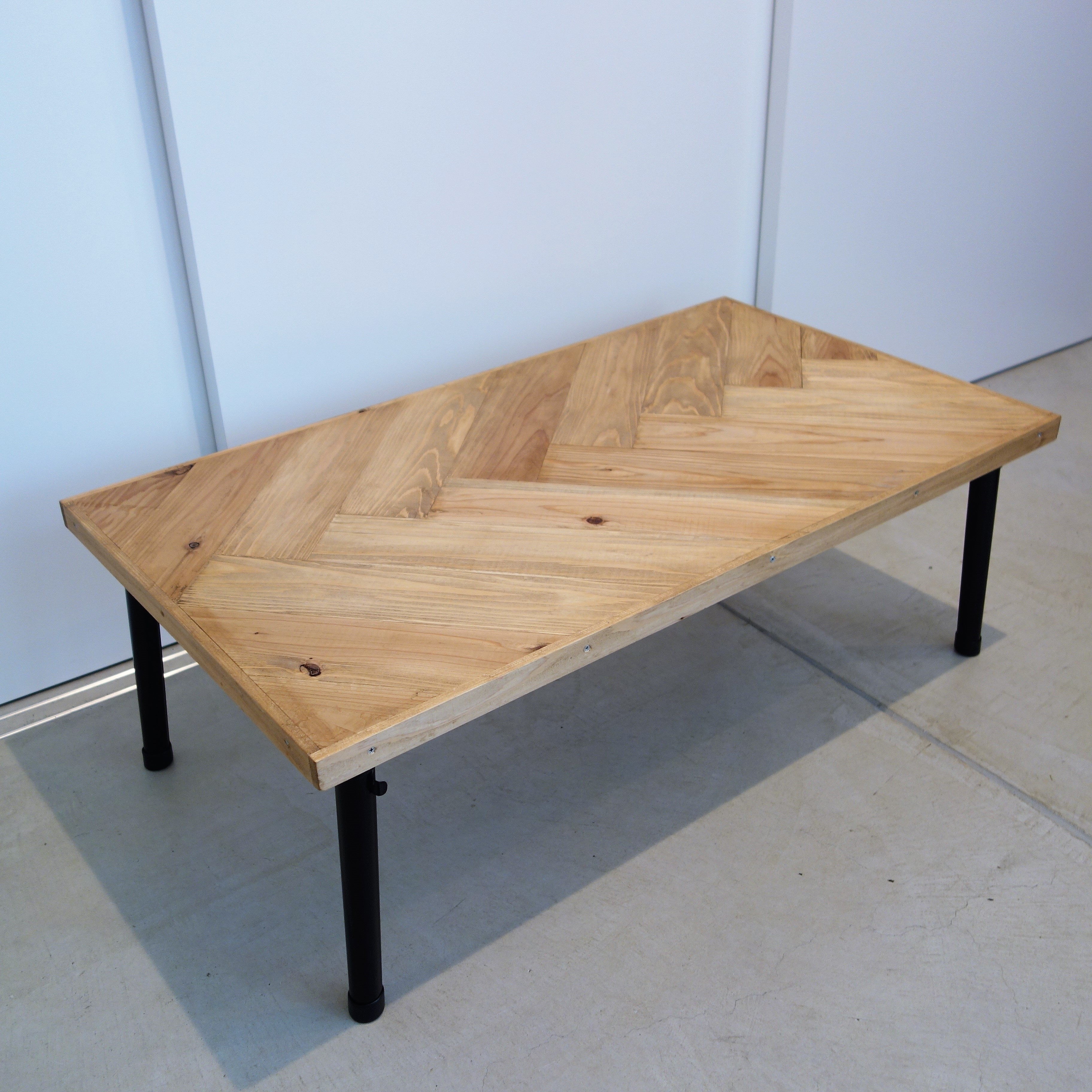 ヘリンボーンの折りたたみテーブル | iichi ハンドメイド・クラフト 