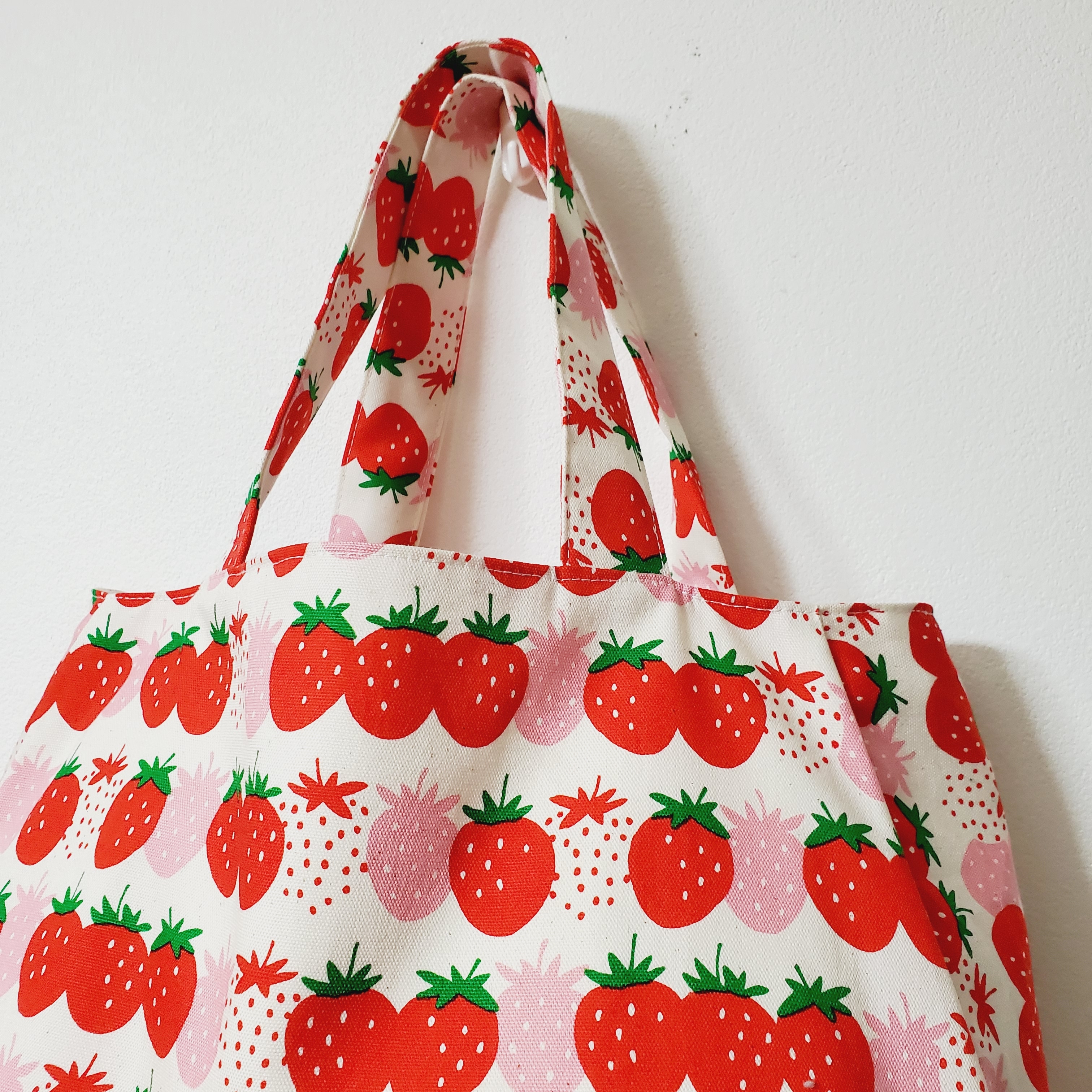 イチゴ柄ワンピースとバッグとコサージュのセット イチゴ柄ワンピースとバッグとコサージュのセット