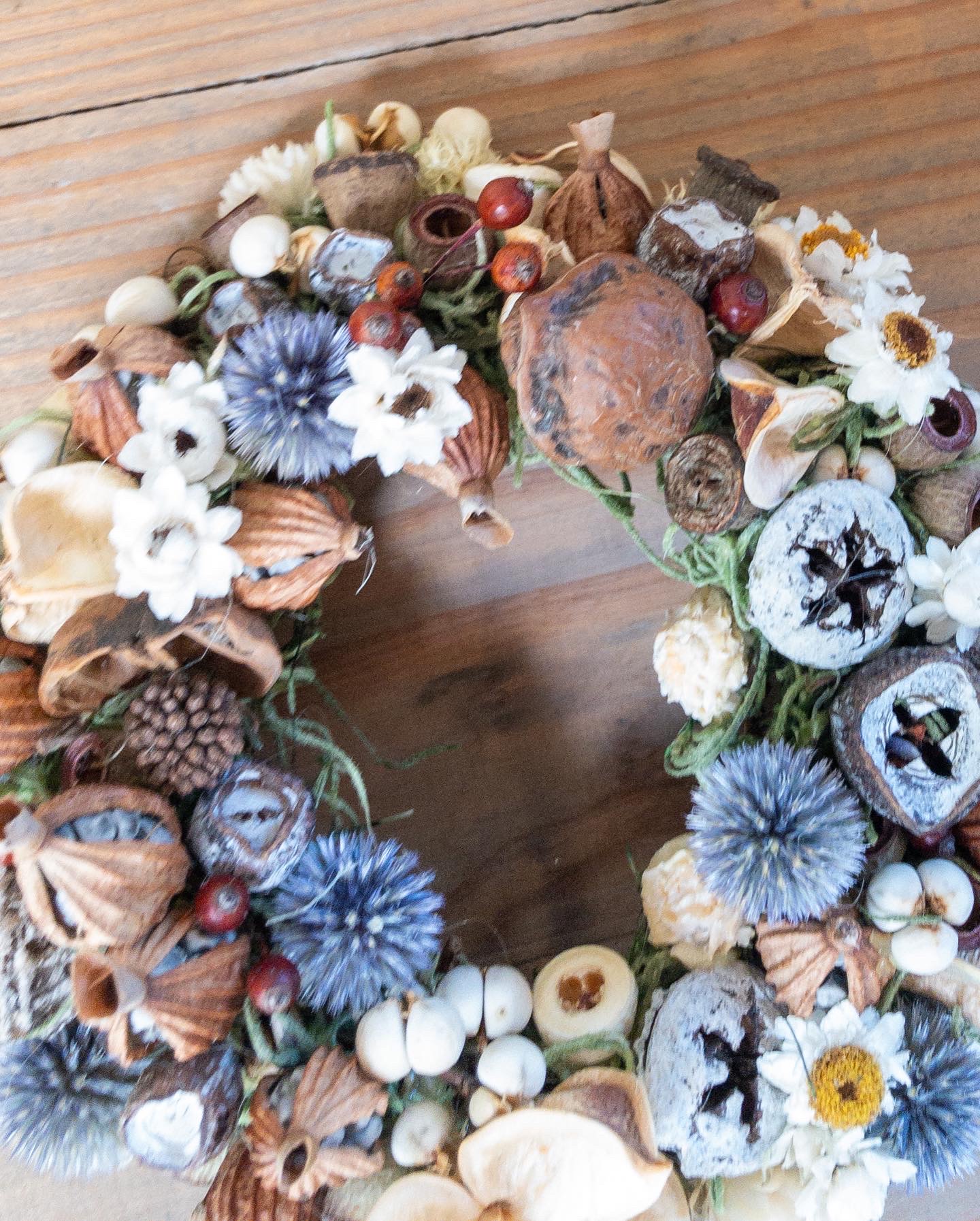 秋支度 たっぷりの木の実と瑠璃玉、小花アンモビュームのリース  iichi ハンドメイド・クラフト作品・手仕事品の通販