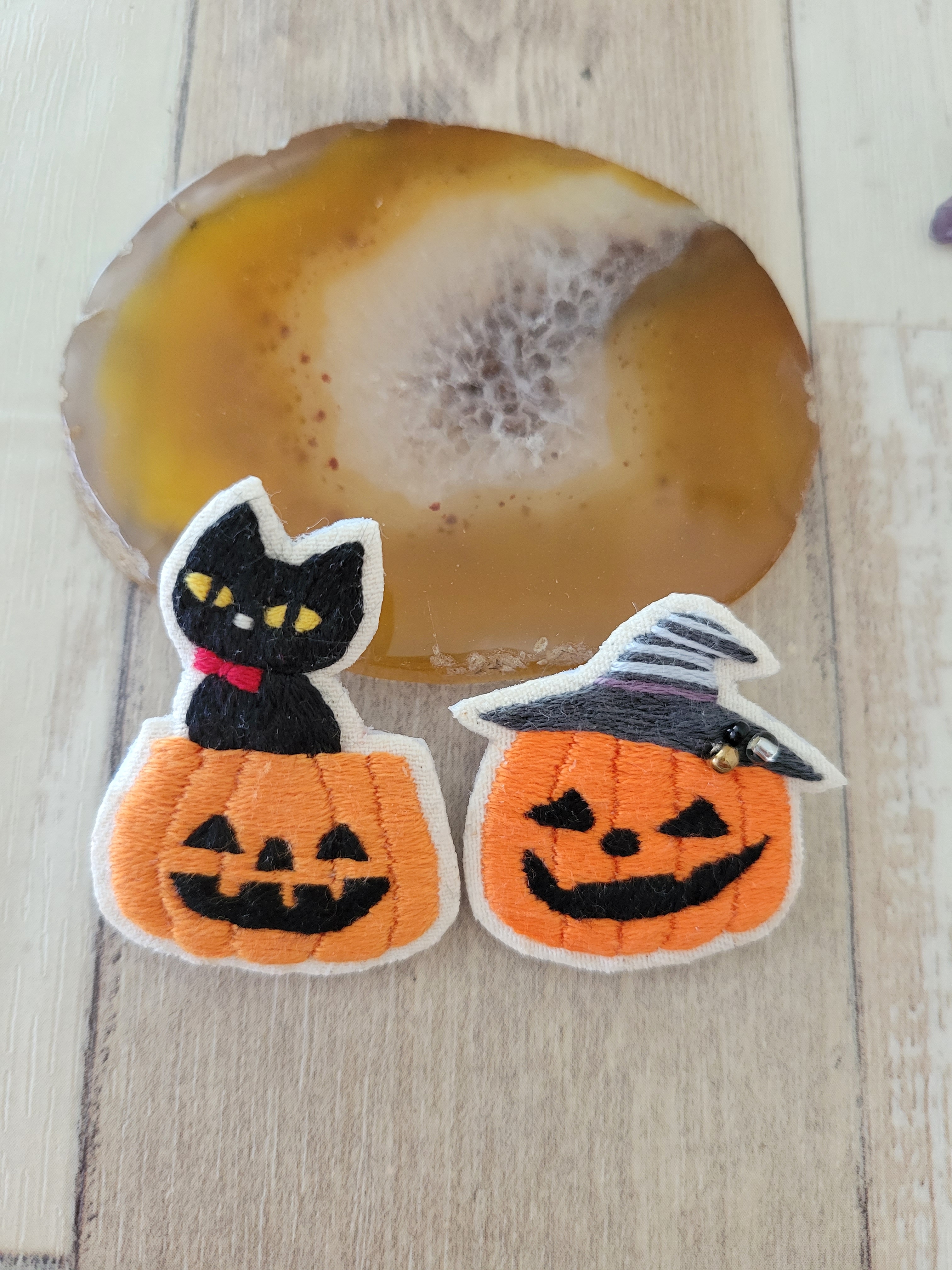 黒猫とジャックランタン刺繍ブローチ 受注製作 Iichi ハンドメイド クラフト作品 手仕事品の通販