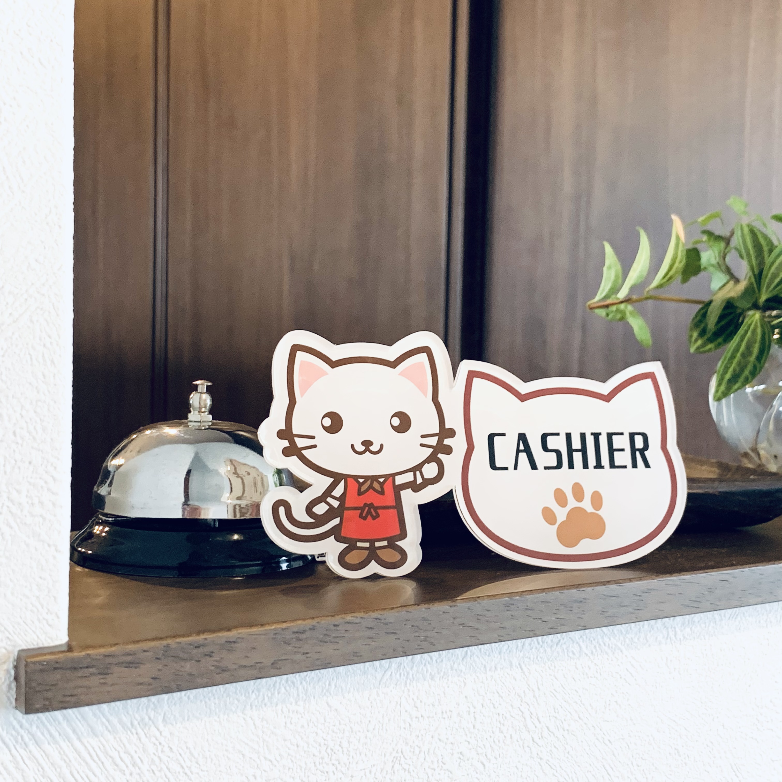 送料無料 白猫イラスト Cashier お会計サインスタンド レジ レジ前 お釣り お勘定 子猫 かわいい 表示板 Iichi ハンドメイド クラフト作品 手仕事品の通販