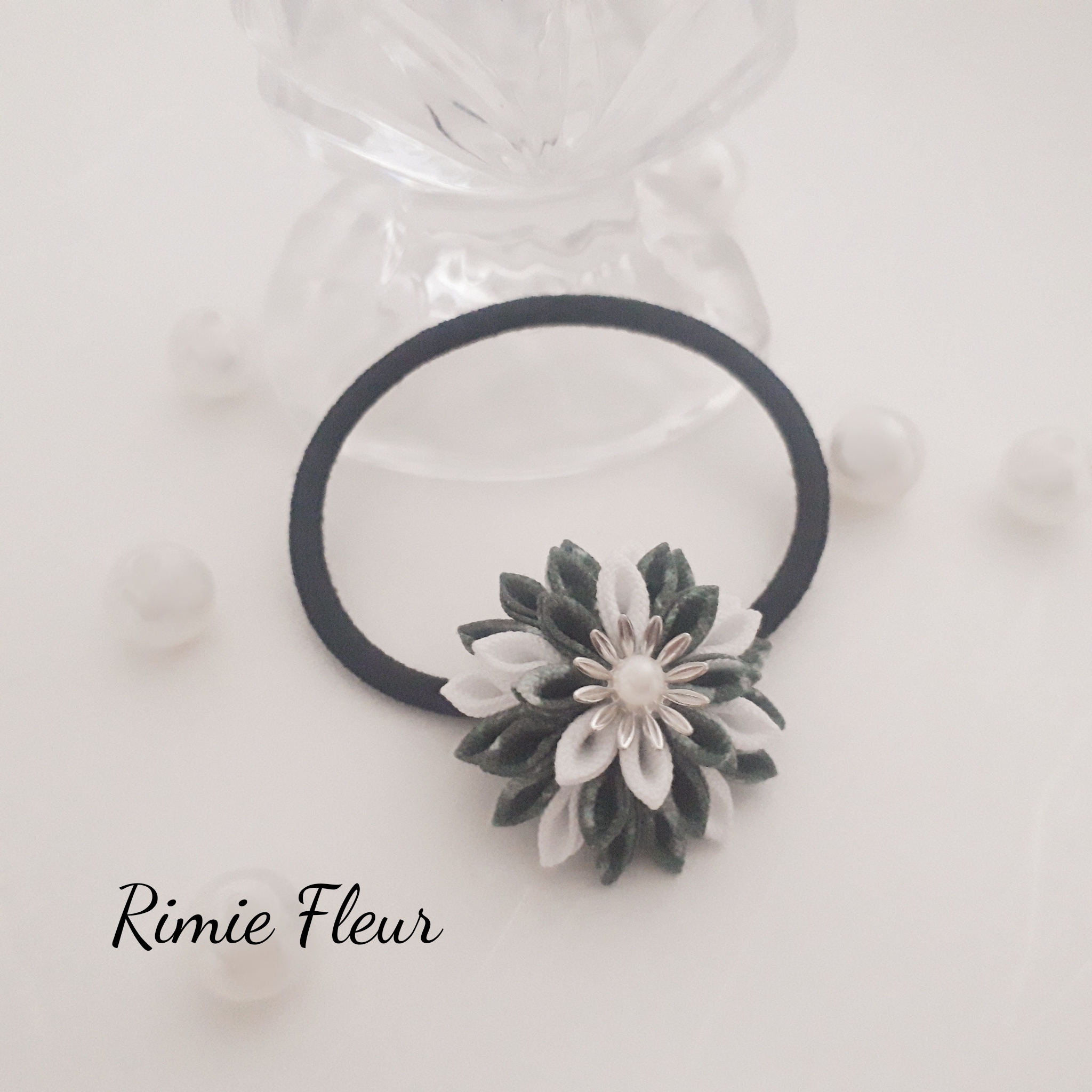 ホワイト×グリーンのマーブル/フラワーなヘアゴム 