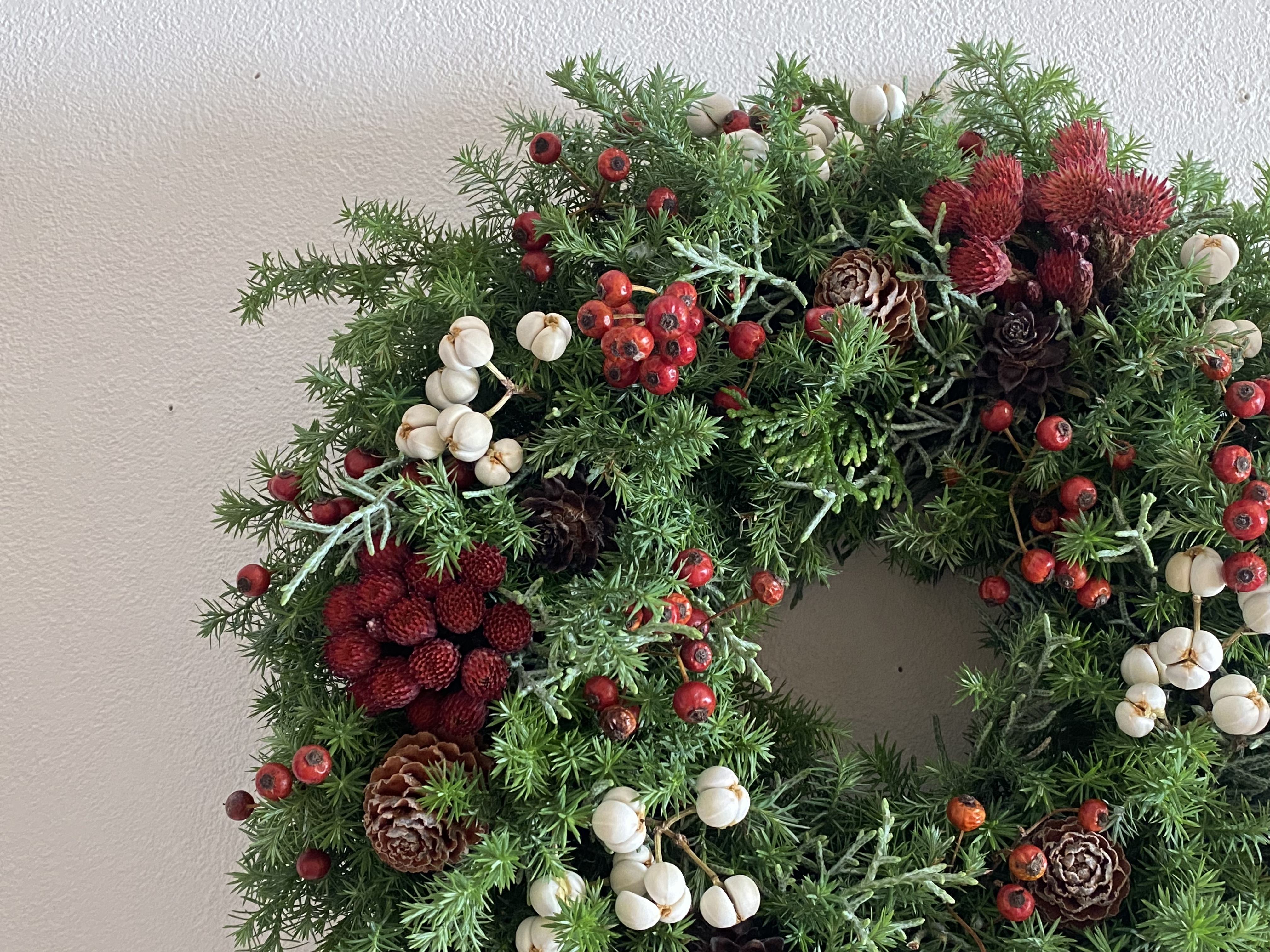 赤い実がいっぱいクリスマスリース(小)２ | iichi ハンドメイド ...