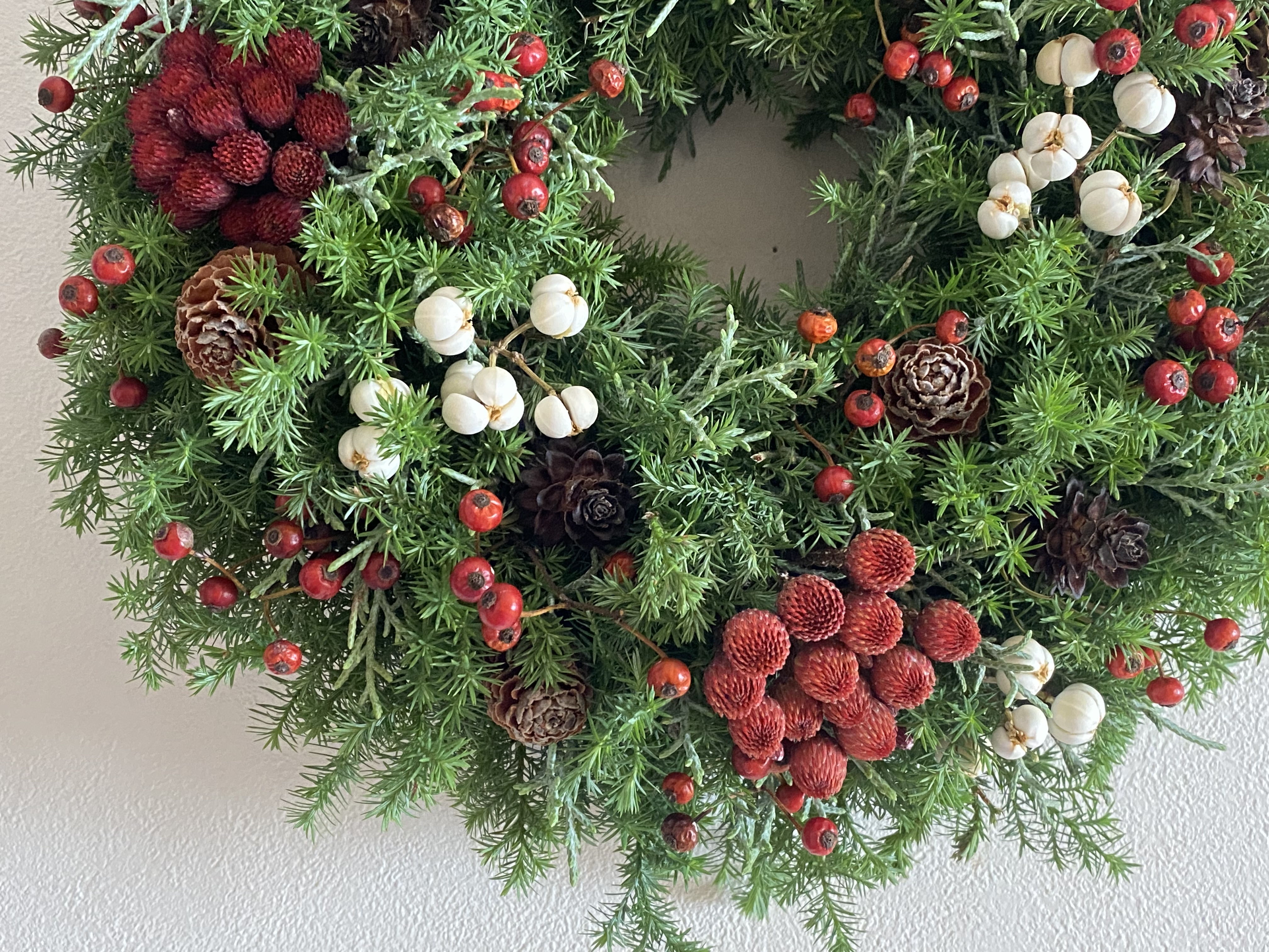赤い実がいっぱいクリスマスリース(小)２ | iichi ハンドメイド ...