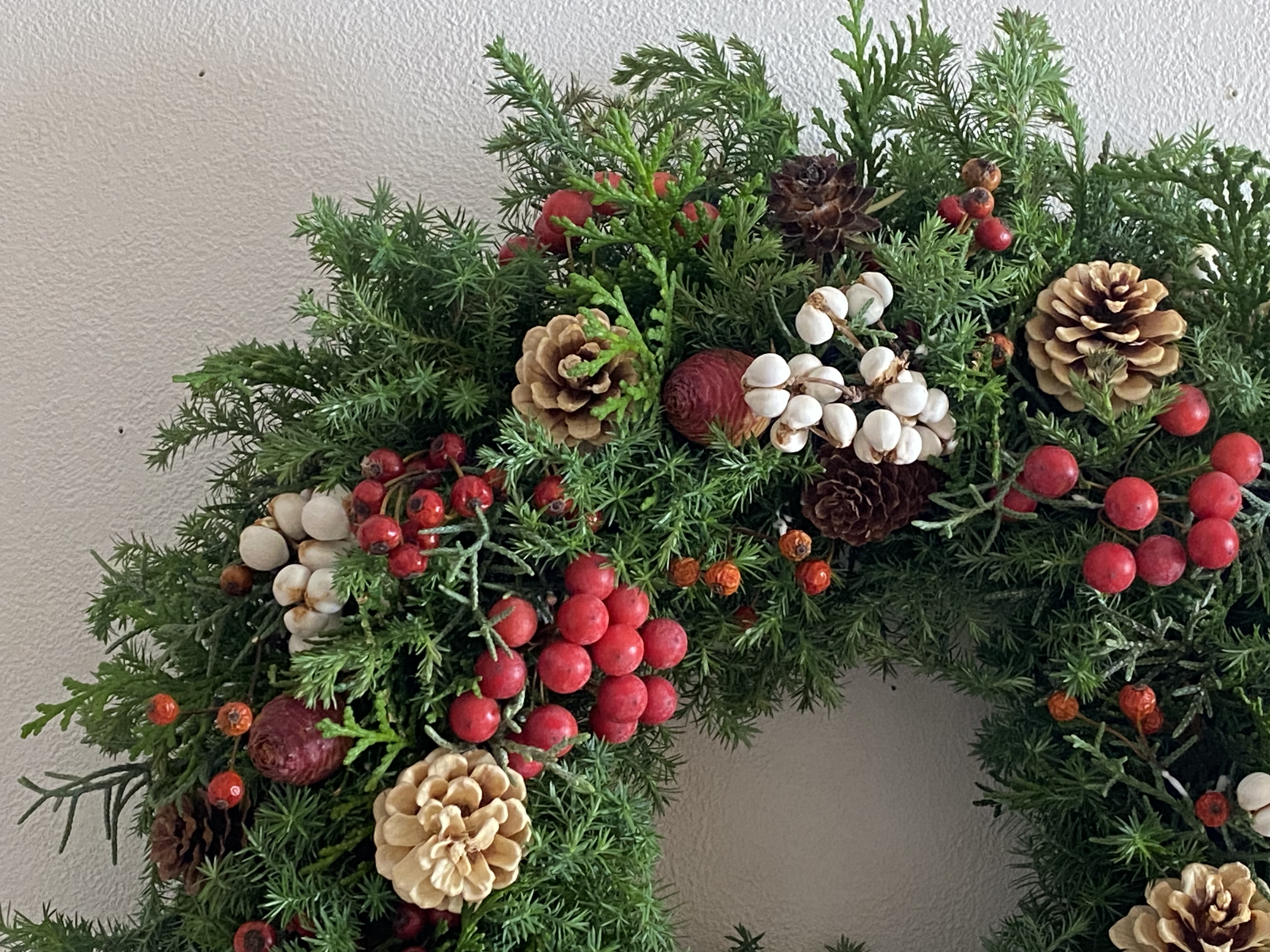 赤い実がいっぱいのクリスマスリース(大)２ | iichi ハンドメイド ...