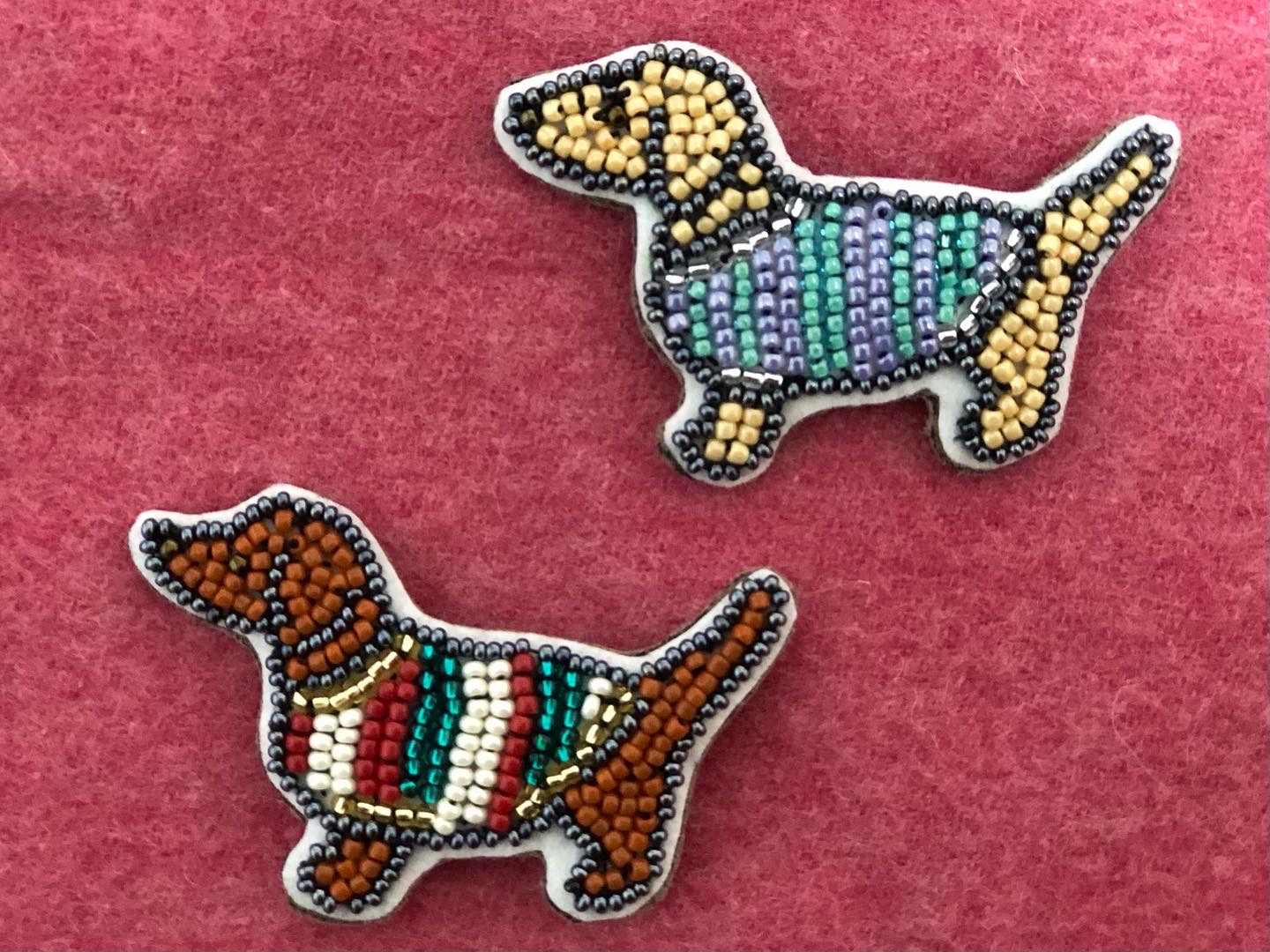 ビーズ刺繍のブローチ☆ダックスフンド（ベージュ） | iichi 