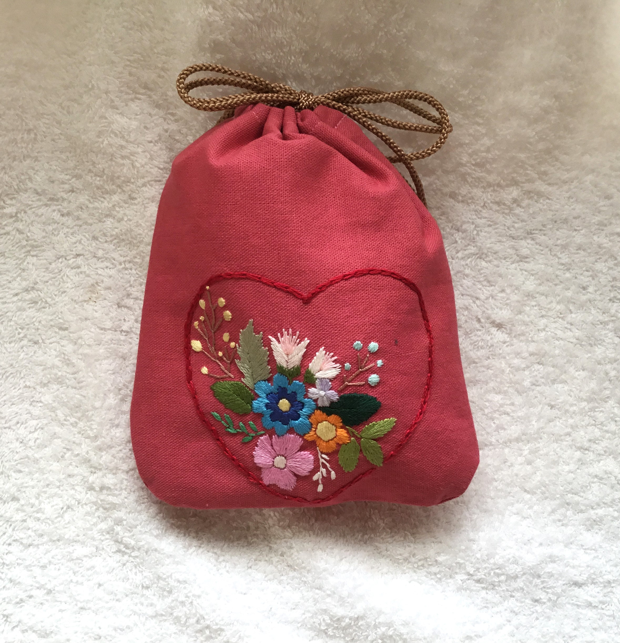 花刺繍の巾着 ハート サーモンピンク Iichi ハンドメイド クラフト作品 手仕事品の通販