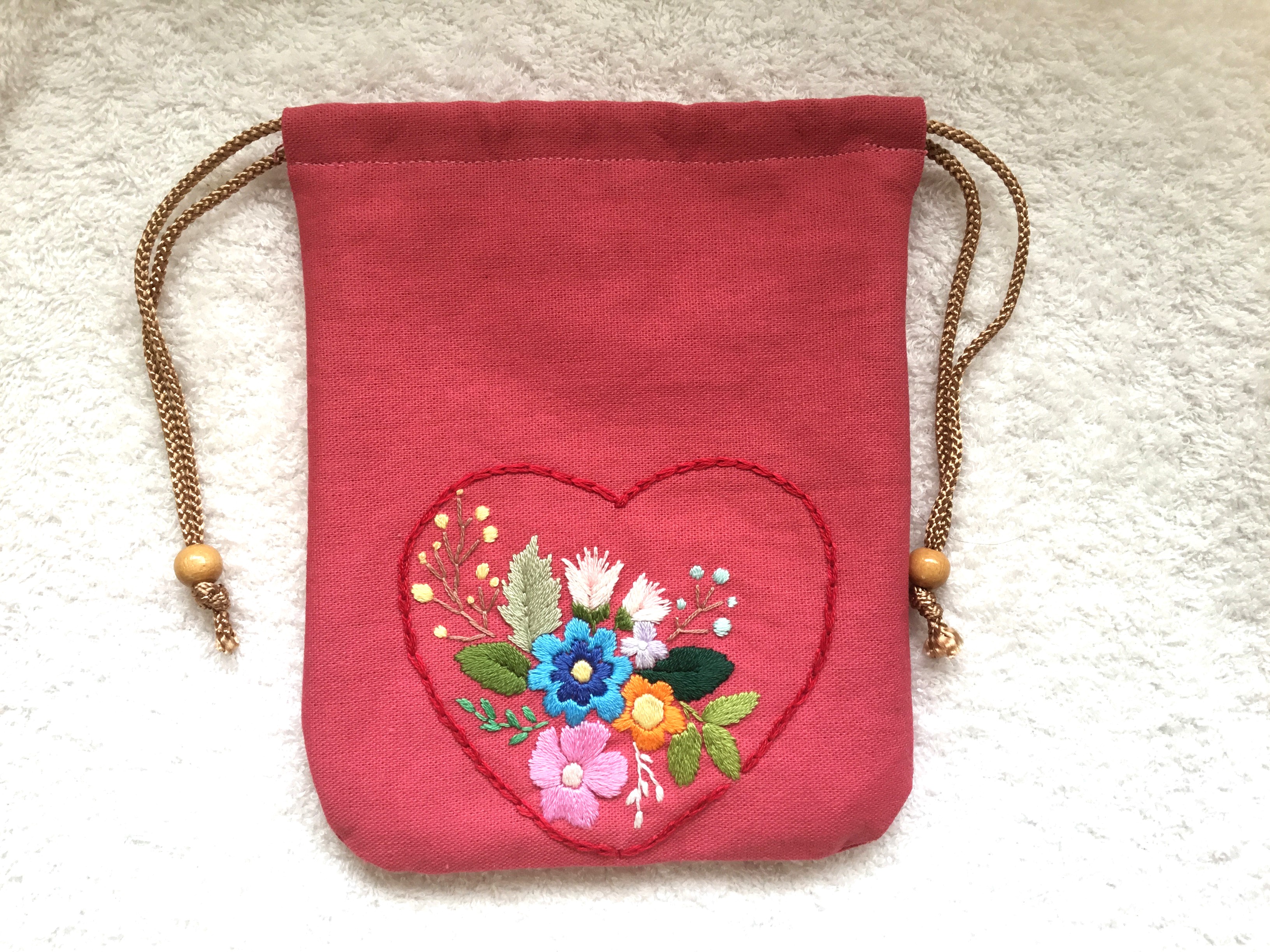 花刺繍の巾着 ハート サーモンピンク Iichi ハンドメイド クラフト作品 手仕事品の通販