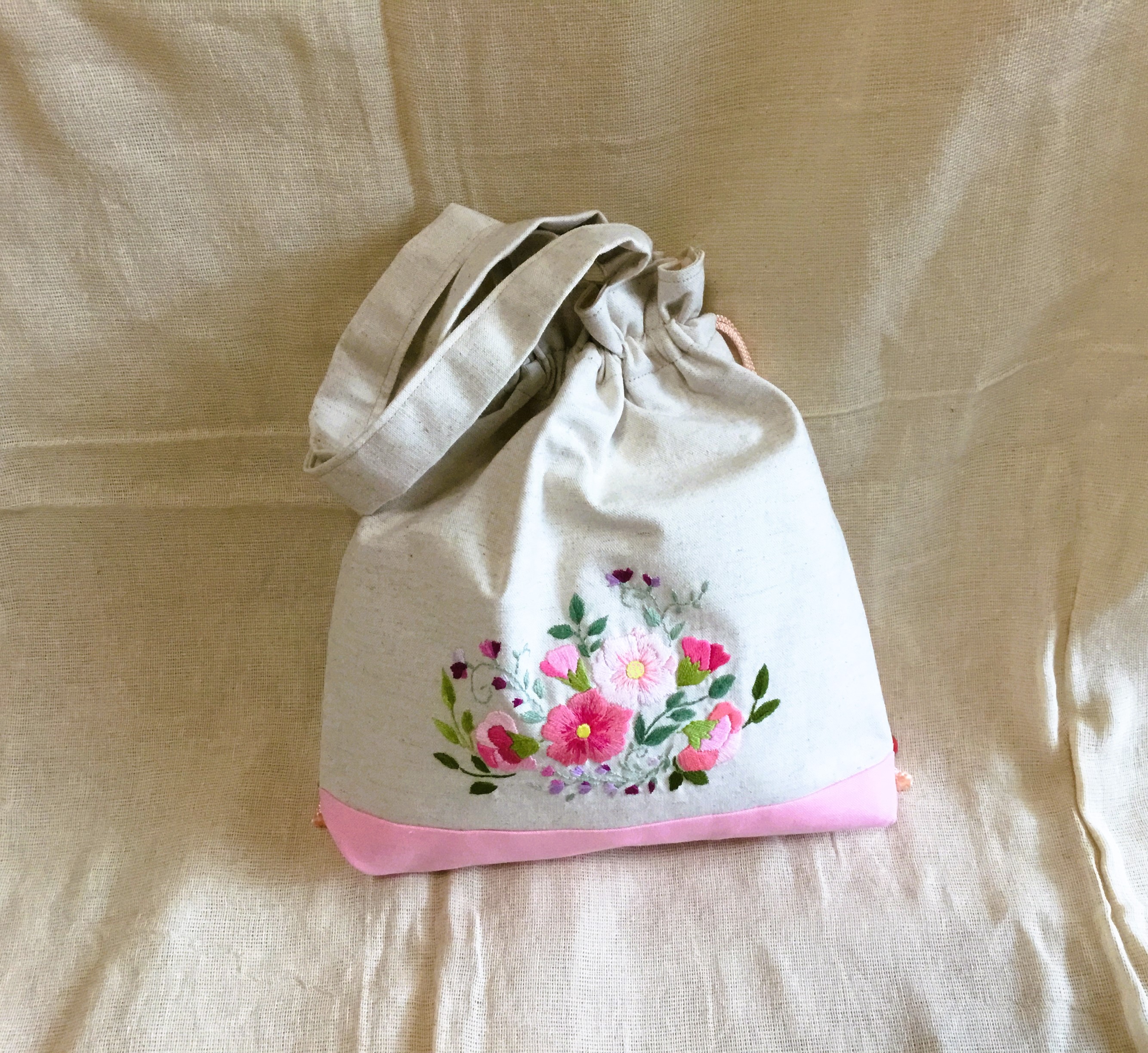handmade刺繍巾着⚘ベビーピンクギンガムチェック×ポンポン花 ハンドメイド