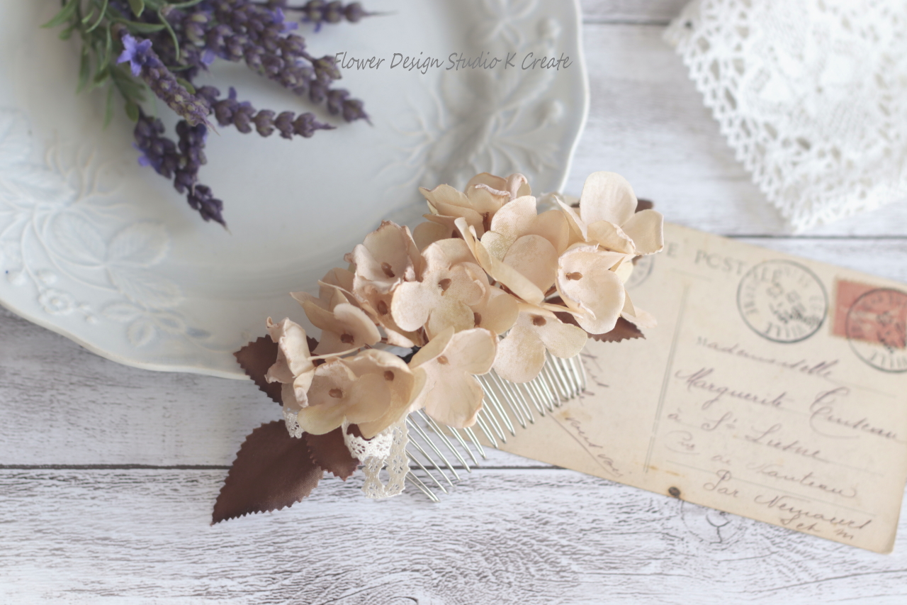 シャビーなベージュの紫陽花のコーム 結婚式 卒業袴 ウェディング 成人式 ベージュ 紫陽花 あじさい アジサイ 髪飾り コーム Iichi ハンドメイド クラフト作品 手仕事品の通販