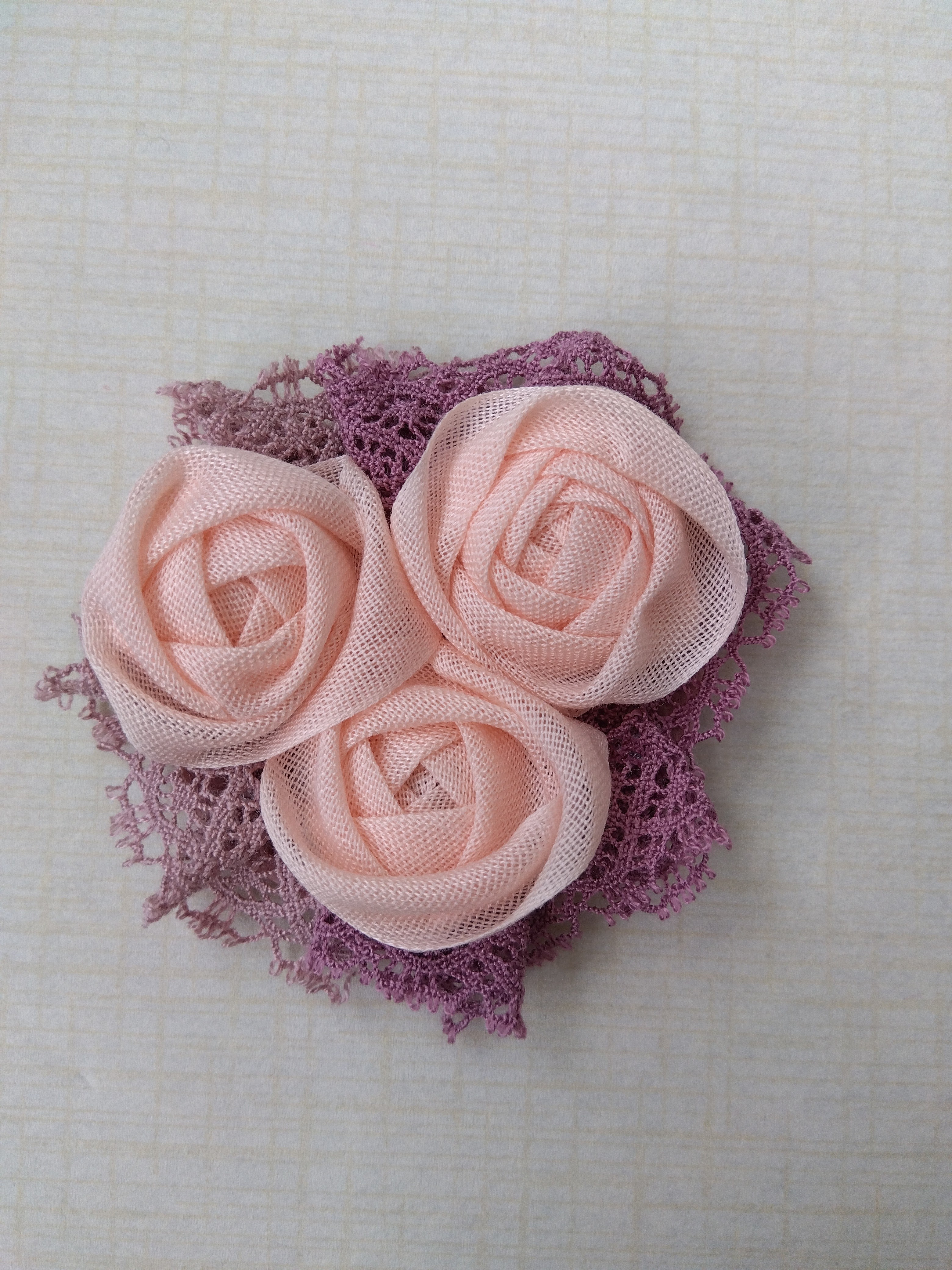 人気商品は くるみボタン 薔薇オールドローズ ブローチヘアゴム リボン刺繍ハンドメイド