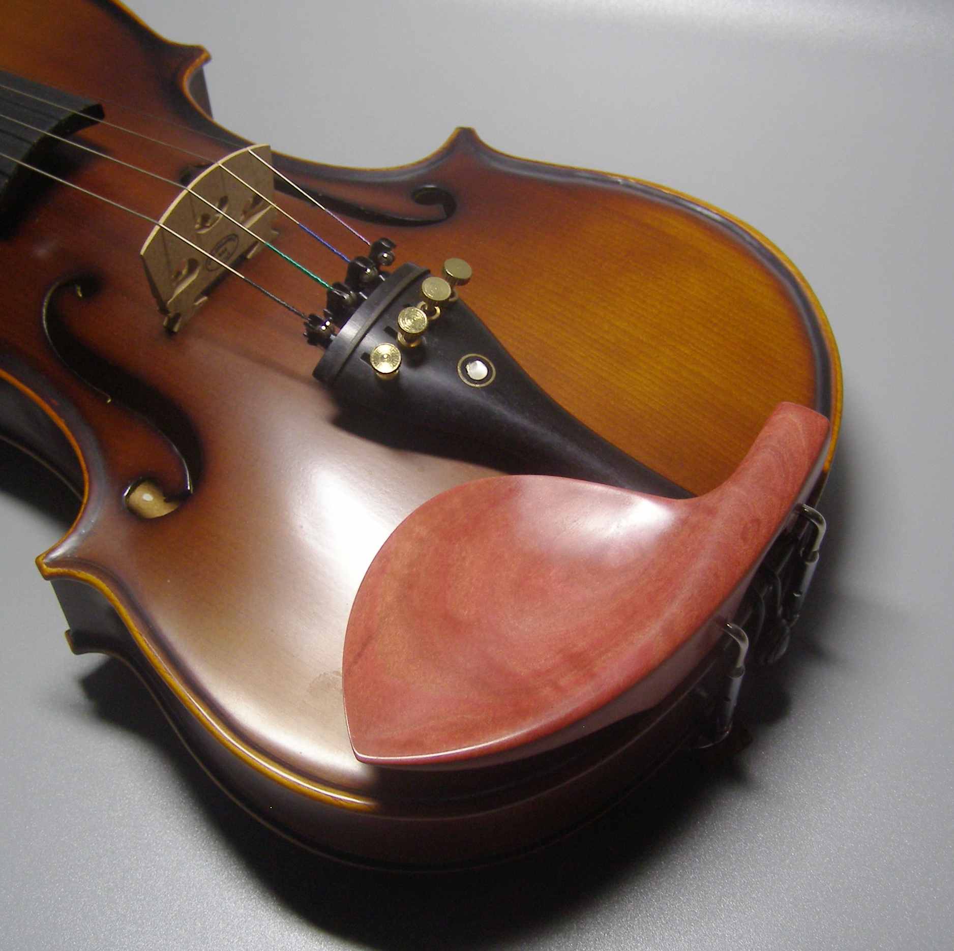 幸せなふたりに贈る結婚祝い - バイオリン 御蔵島産 本黄楊（柘植）の顎当て バーバー型 弦楽器 楽器、器材