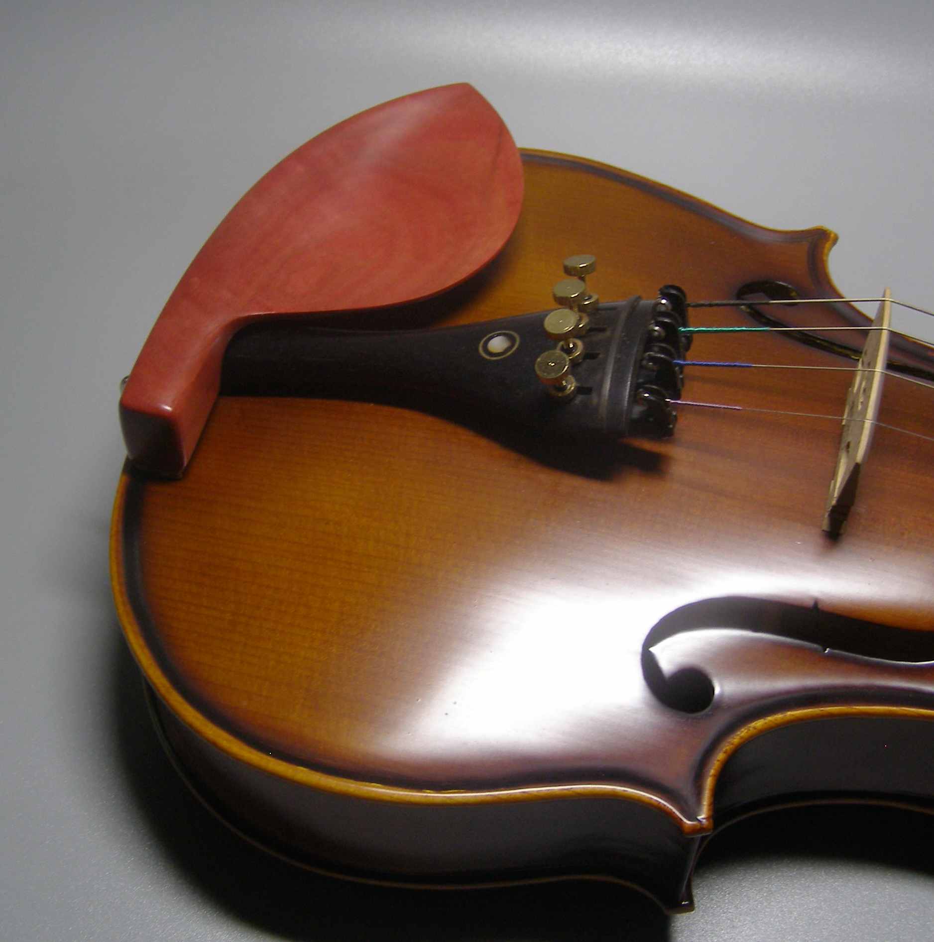大注目 【バイオリンの顎当ての種類】形はどれがいい？どう選ぶ？位置