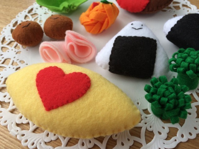 フェルトのおにぎり オムレツ弁当 フェルトままごと12点セット Iichi ハンドメイド クラフト作品 手仕事品の通販