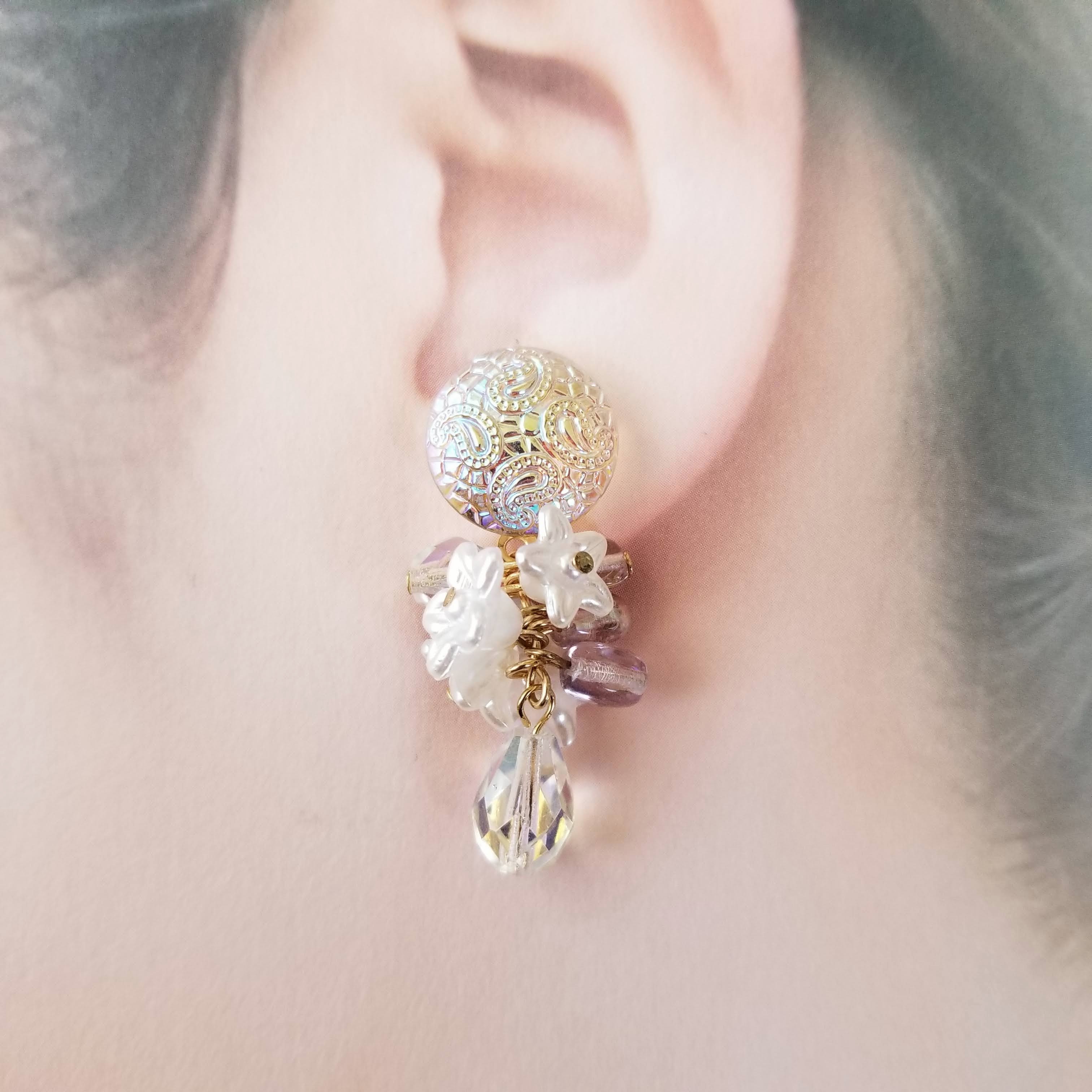 綺麗な輝きチェコガラスボタンとお花のイヤリング又はピアス 結婚式 