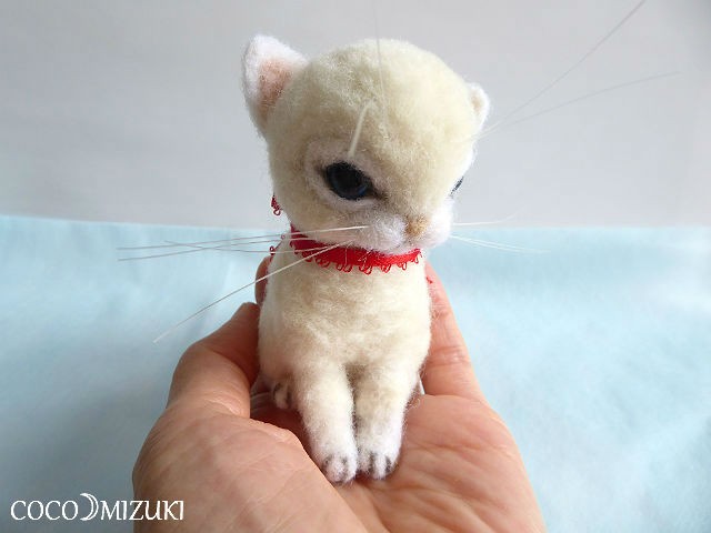 羊毛フェルトの白い子猫 Iichi ハンドメイド クラフト作品 手仕事品の通販