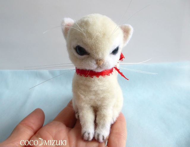 羊毛フェルトの白い子猫 Iichi ハンドメイド クラフト作品 手仕事品の通販