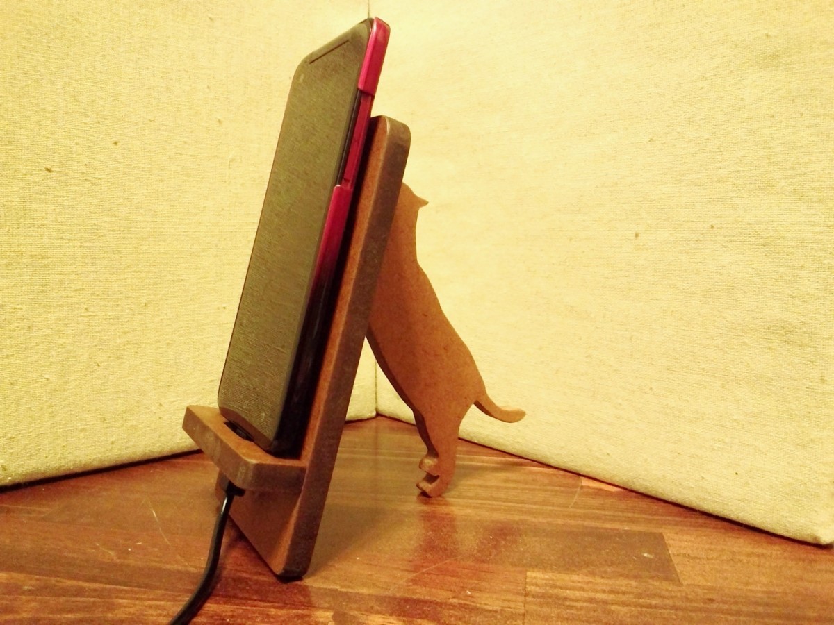 猫が支える携帯 スマホスタンド ダークウォルナット Iichi ハンドメイド クラフト作品 手仕事品の通販