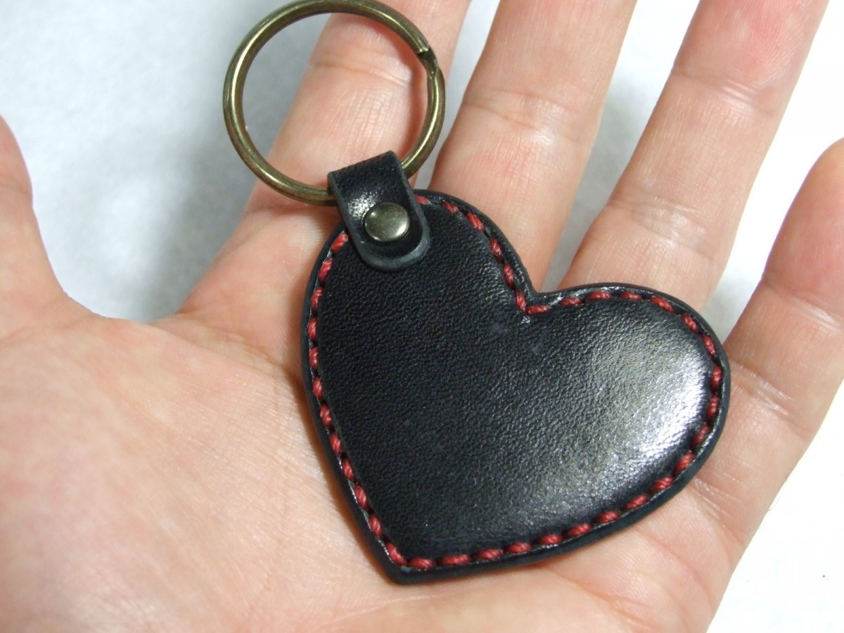 黒いハートのキーホルダー 赤ステッチ Iichi ハンドメイド クラフト作品 手仕事品の通販