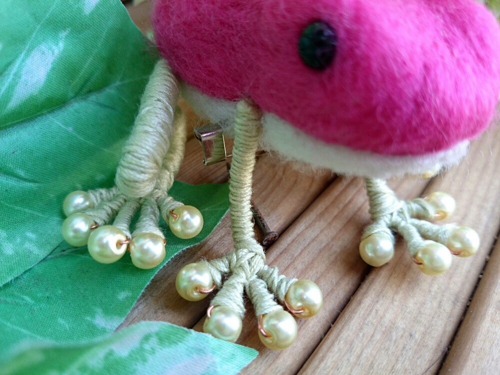 ピンク色のカエルブローチ Iichi ハンドメイド クラフト作品 手仕事品の通販