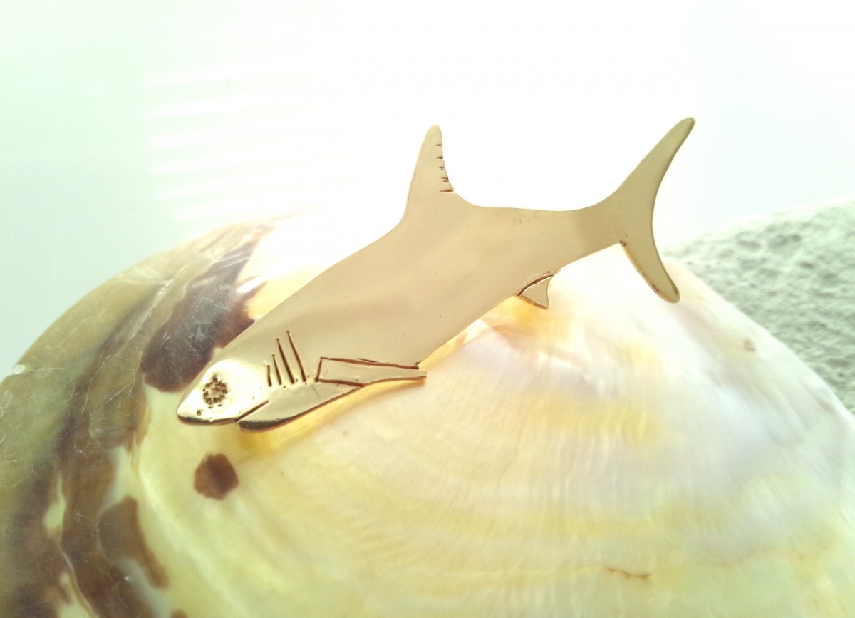 小さいサメ 真鍮ブローチ Iichi ハンドメイド クラフト作品 手仕事品の通販