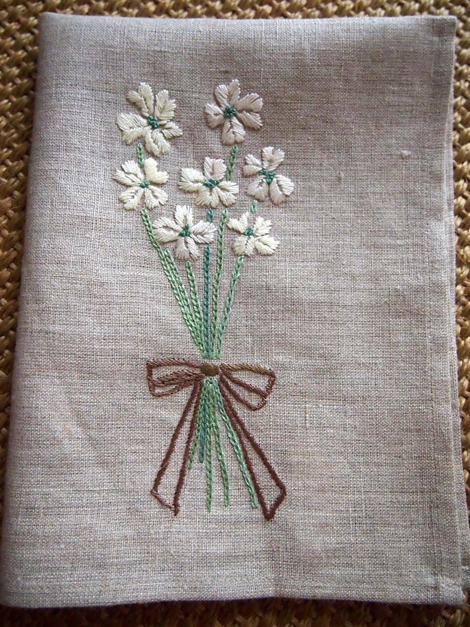 白の小花ブーケのデザイン 刺繍のリネンクロス Iichi ハンドメイド クラフト作品 手仕事品の通販