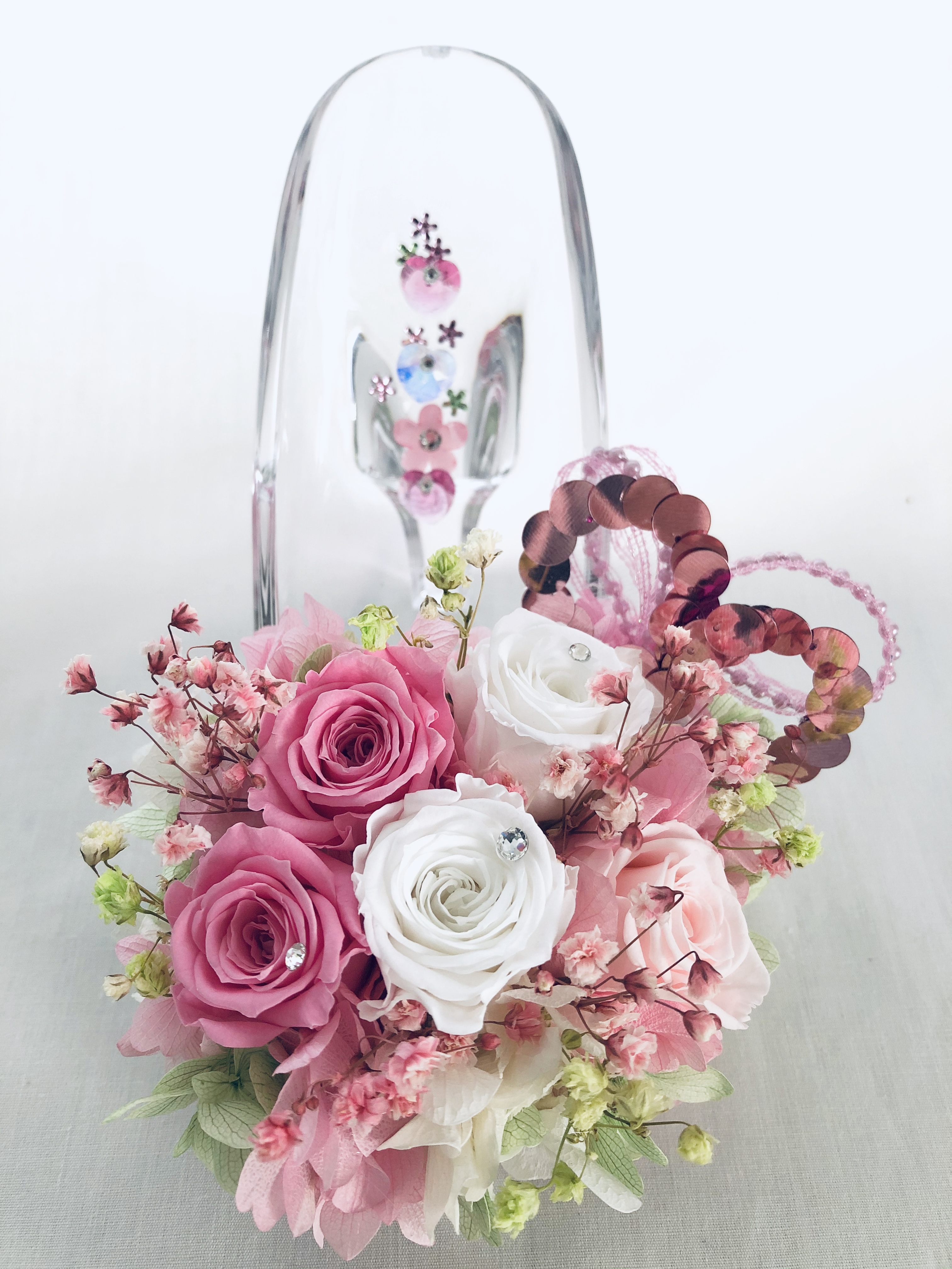 プリザーブドフラワー ガラスの靴シリーズ ピンクと白の可憐なミニ薔薇とハートたちの楽しい時間 Iichi ハンドメイド クラフト作品 手仕事品の通販
