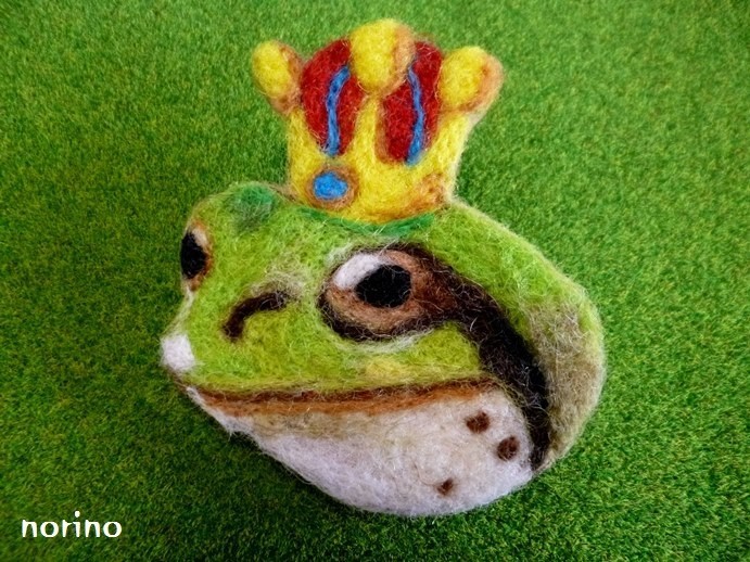 羊毛フェルト カエルの王様ブローチ | iichi ハンドメイド・クラフト作品・手仕事品の通販 羊毛フェルト カエルの王様ブローチ | iichi ハンドメイド・クラフト作品・手仕事品の通販
