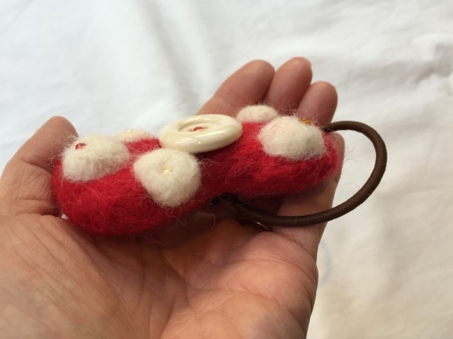 新作 羊毛フェルト 赤いリボンの髪ゴム Iichi ハンドメイド クラフト作品 手仕事品の通販