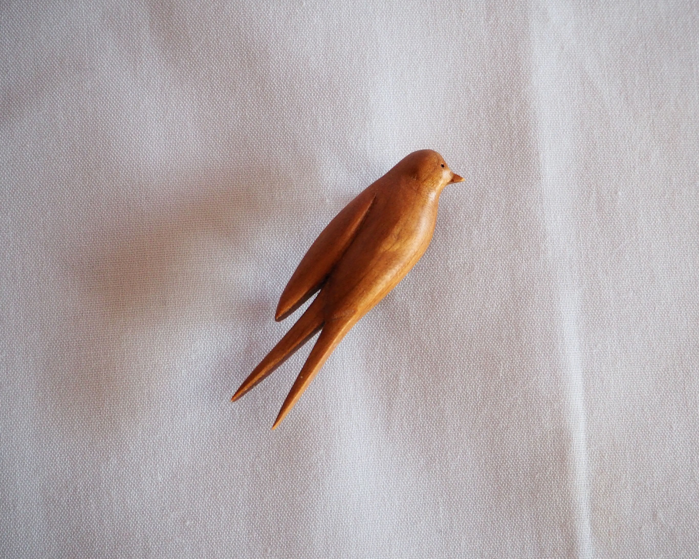 ツバメのブローチ アメリカンチェリーの留まっている燕 Iichi ハンドメイド クラフト作品 手仕事品の通販