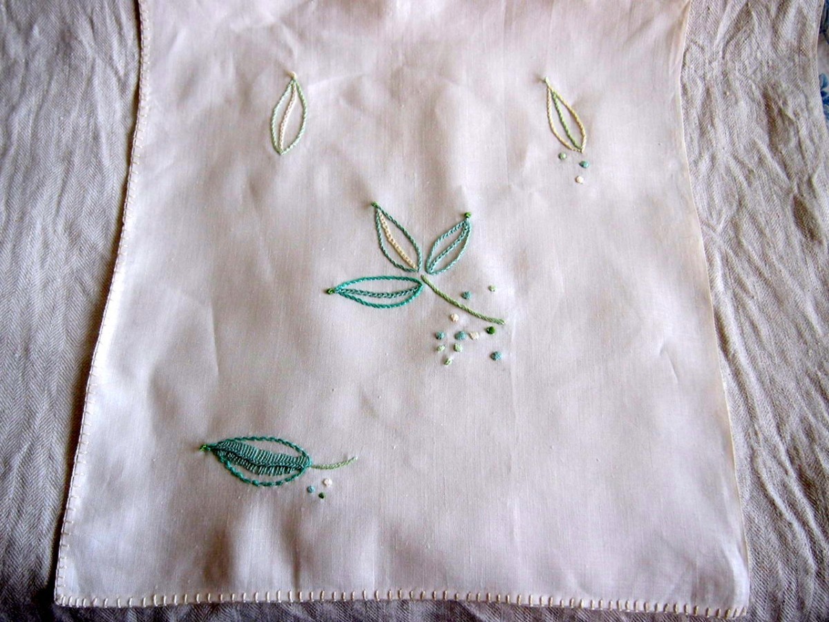 葉の刺繍のリネンのクロス | iichi ハンドメイド・クラフト作品・手 ...