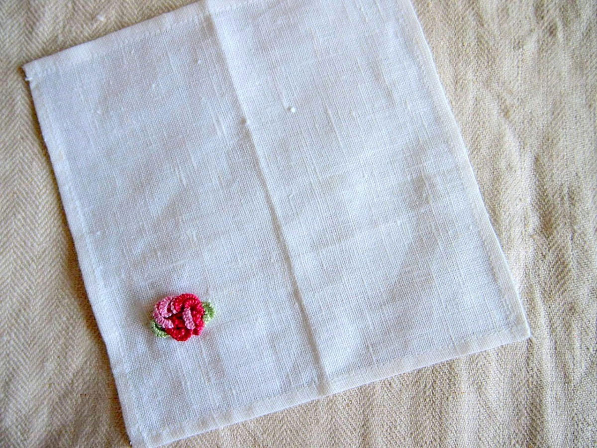 バラの立体的な刺繍をした小さなリネンクロス | iichi ハンドメイド ...