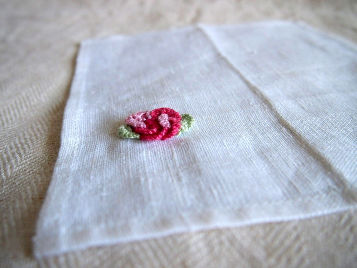 バラの立体的な刺繍をした小さなリネンクロス | iichi ハンドメイド ...