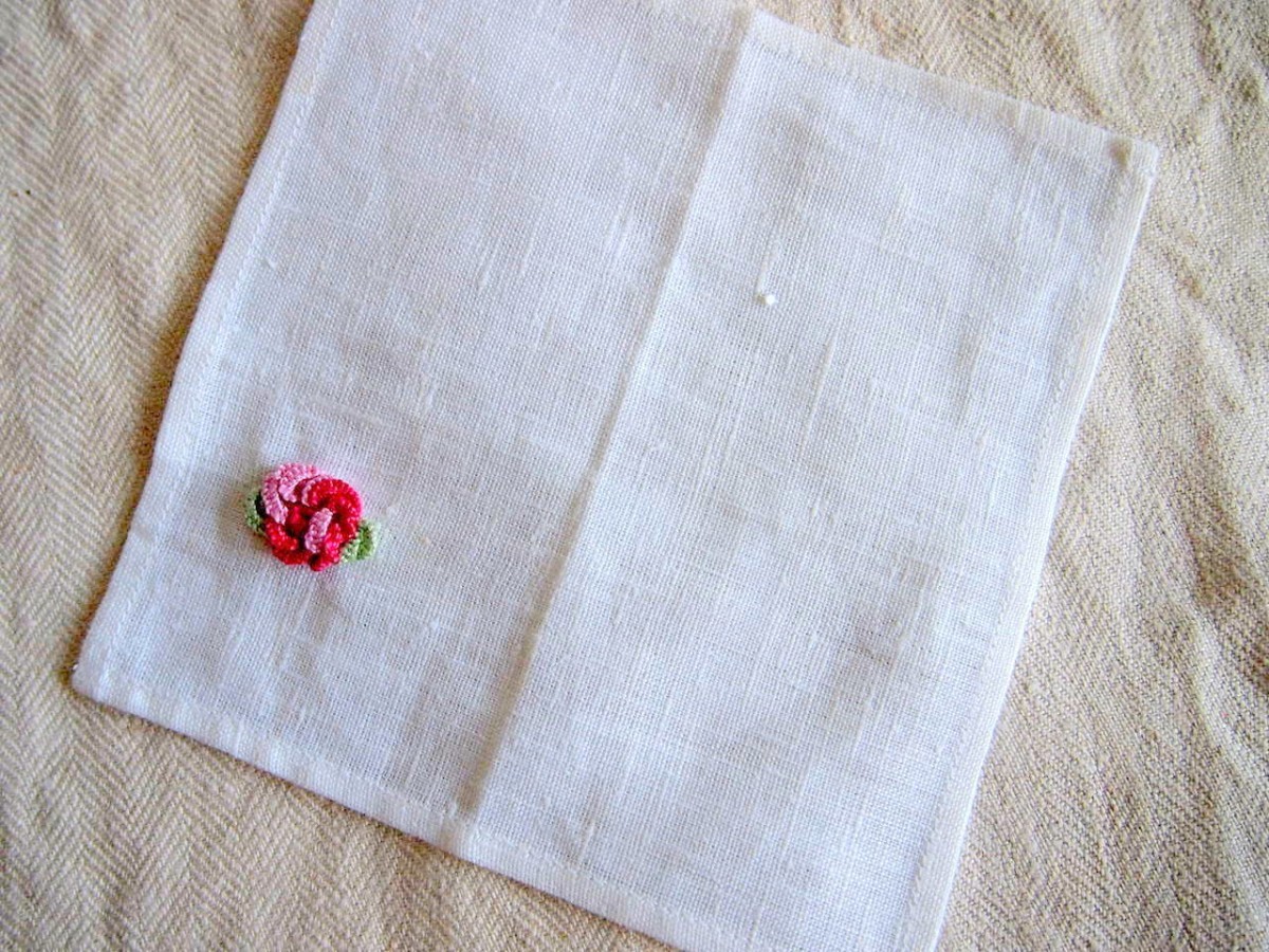 バラの立体的な刺繍をした小さなリネンクロス | iichi ハンドメイド ...