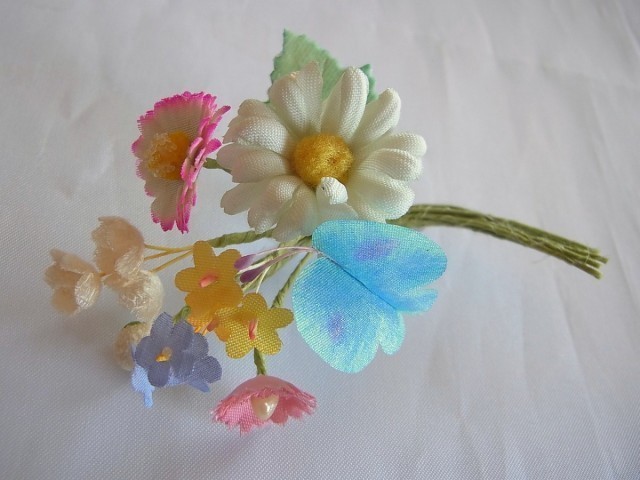 春色の小さいブーケコサージュ 水色蝶々 Iichi ハンドメイド クラフト作品 手仕事品の通販