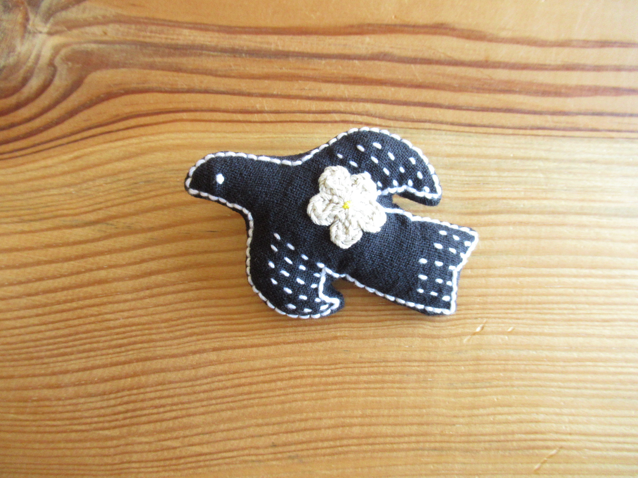 鳥さんブローチ 黒 Iichi ハンドメイド クラフト作品 手仕事品の通販