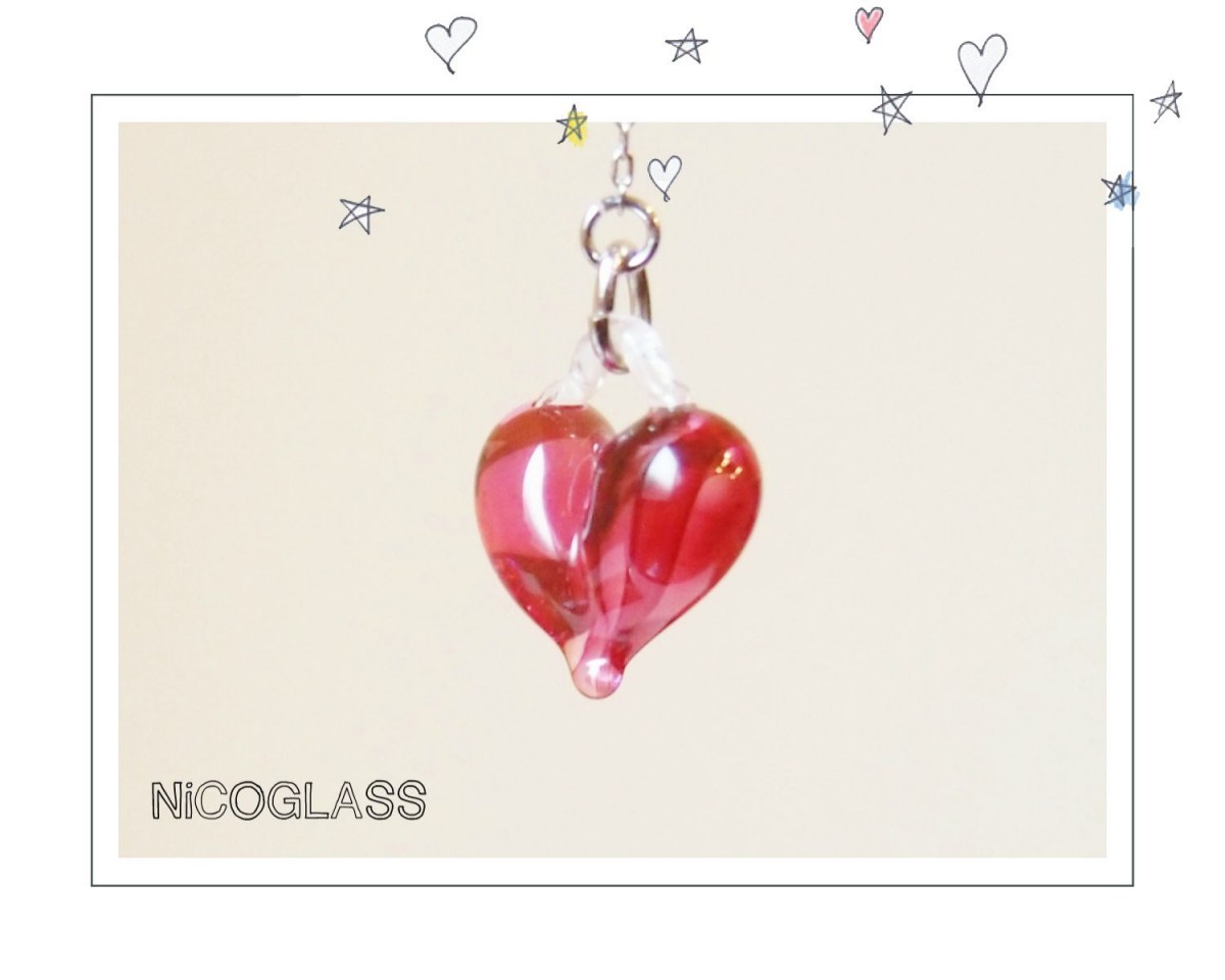 ぷっくりコロン ゆらゆら揺れるガラスのハートのピアス ピンク Iichi ハンドメイド クラフト作品 手仕事品の通販