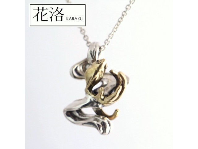 流水と金魚 和柄ペンダントトップ | iichi ハンドメイド・クラフト作品・手仕事品の通販 流水と金魚 和柄ペンダントトップ | iichi ハンドメイド・クラフト作品・手仕事品の通販