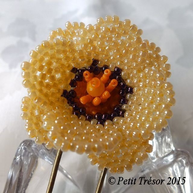 春の八弁花 ストールピン ペールオレンジ Iichi ハンドメイド クラフト作品 手仕事品の通販