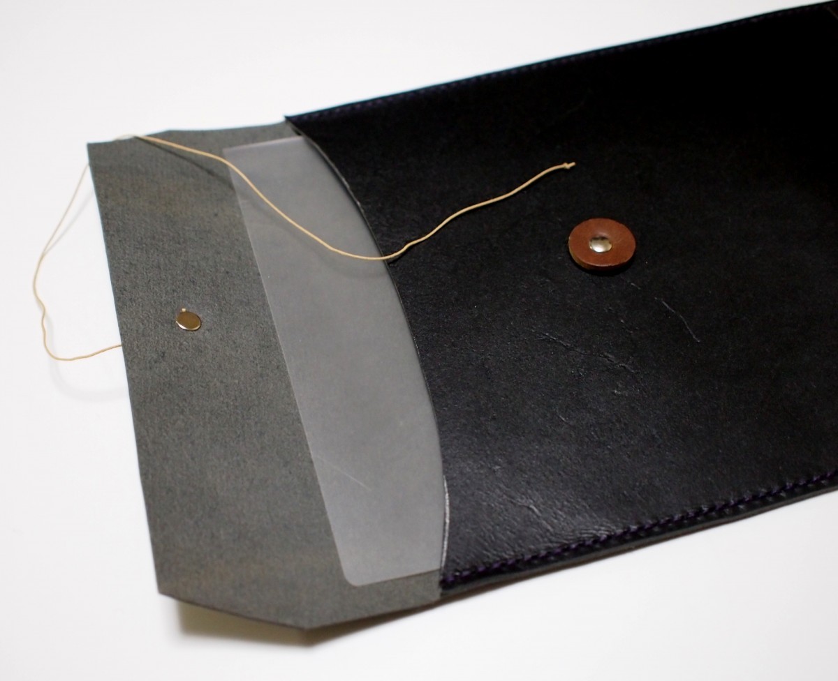 トスカーナ床革のマニラ封筒 A４ファイル対応 黒革紫糸 Iichi ハンドメイド クラフト作品 手仕事品の通販