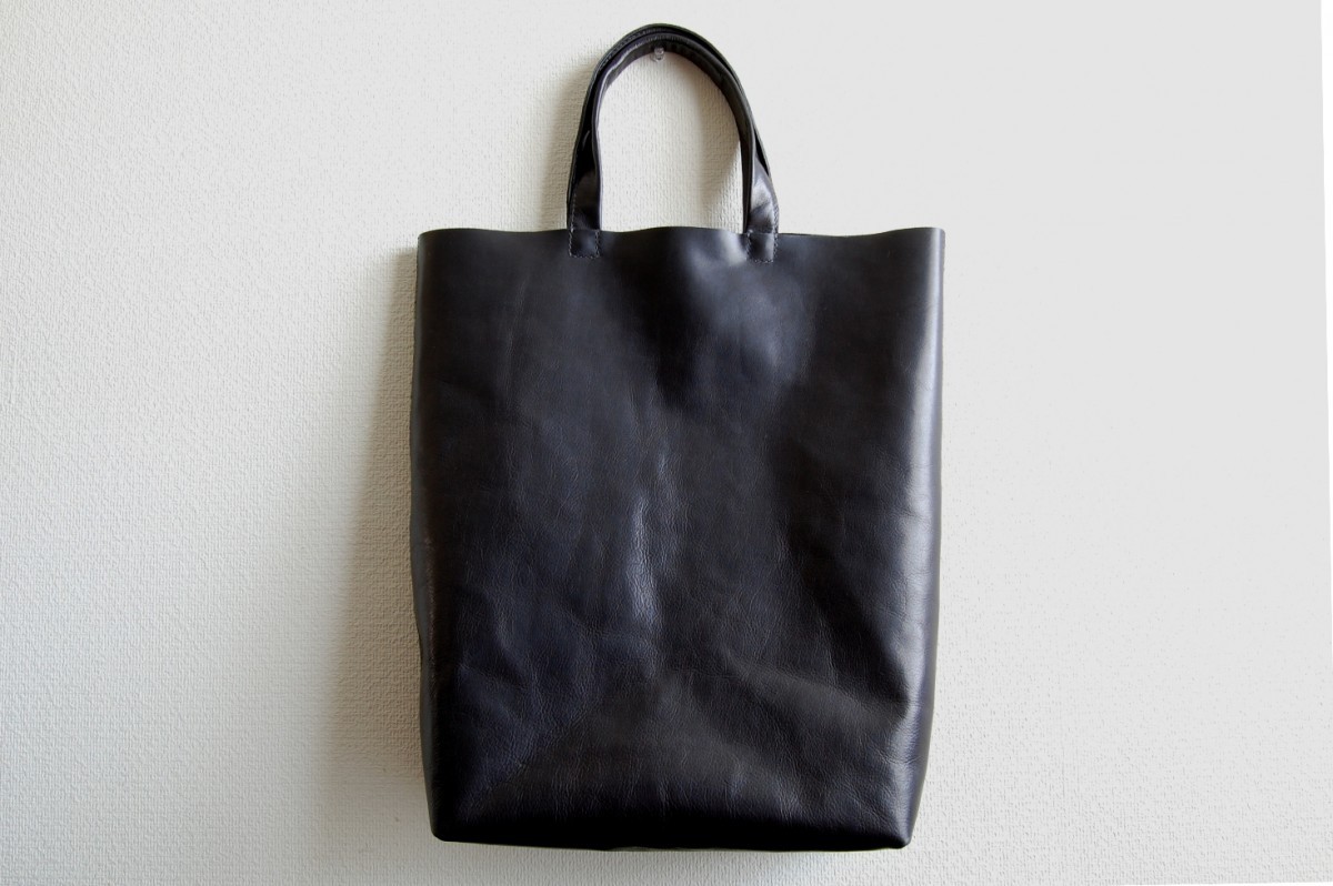 革のトートバッグ A3サイズ 対称縦型デザイン 黒 ブラック Iichi ハンドメイド クラフト作品 手仕事品の通販